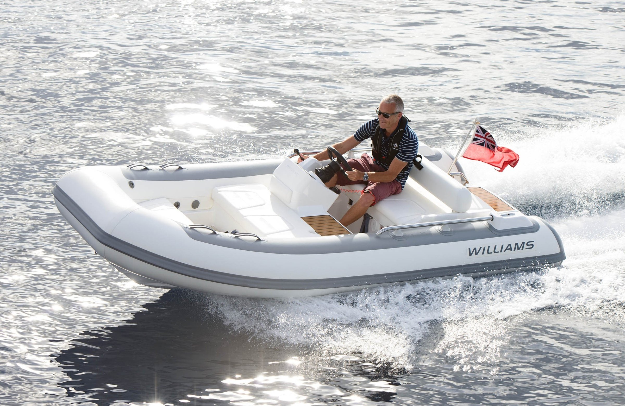Williams Jet Tenders SportJet 395, rubberboot varend op zee