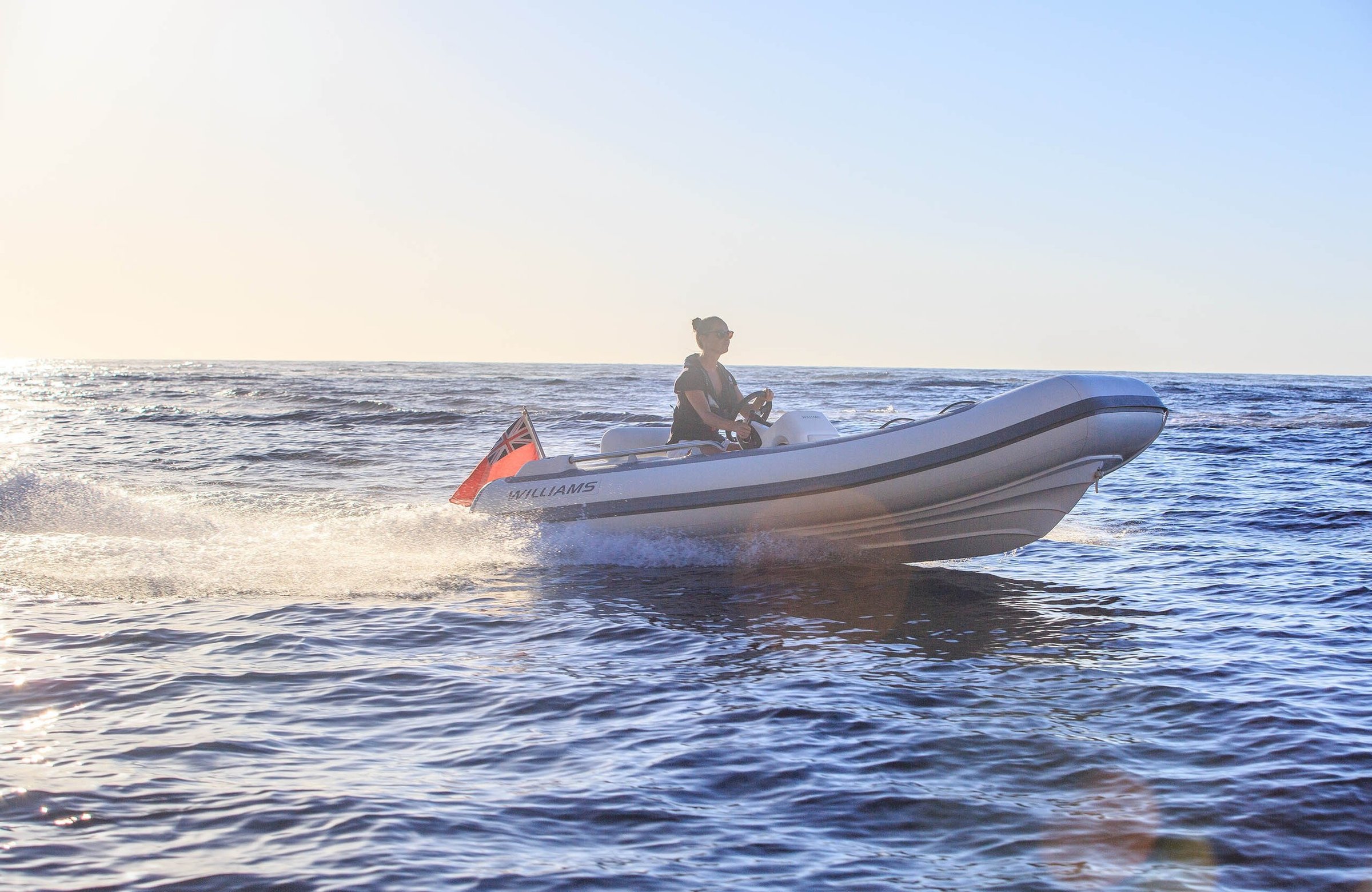 Williams Jet Tenders SportJet 395, rubberboot varend op zee