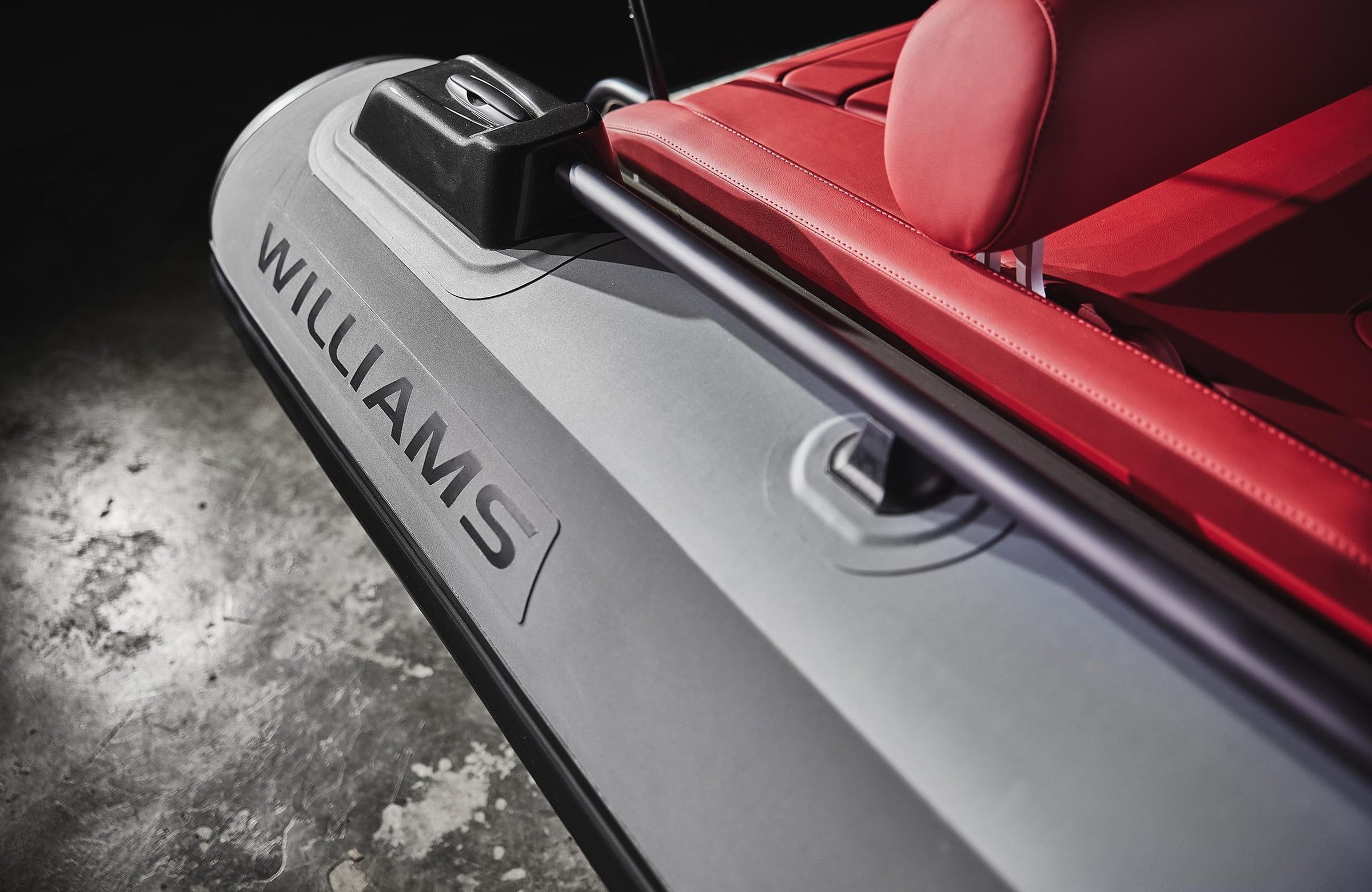 Williams Jet Tenders SportJet 435, detail rubberboot rand met logo