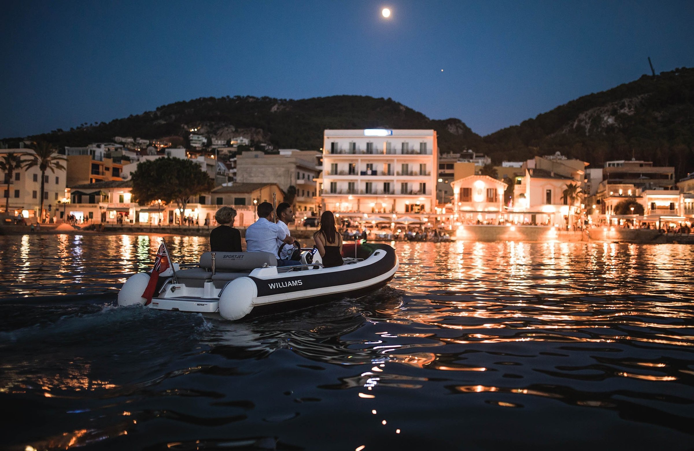 Williams Jet Tenders SportJet 435, rubberboot bij verlichte kustplaats nacht