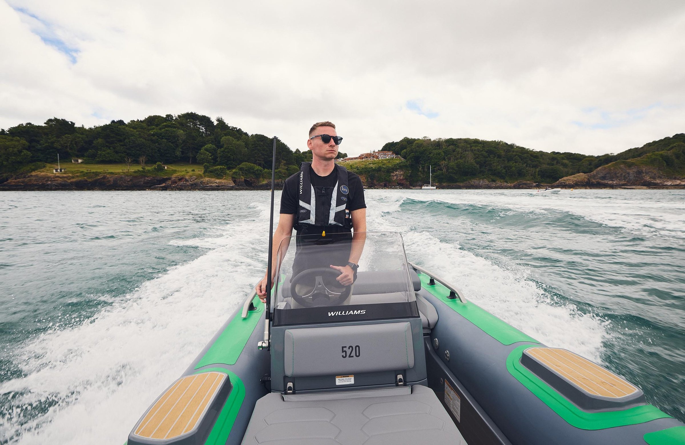 Williams Jet Tenders SportJet 520, man vaart rubberboot op zee