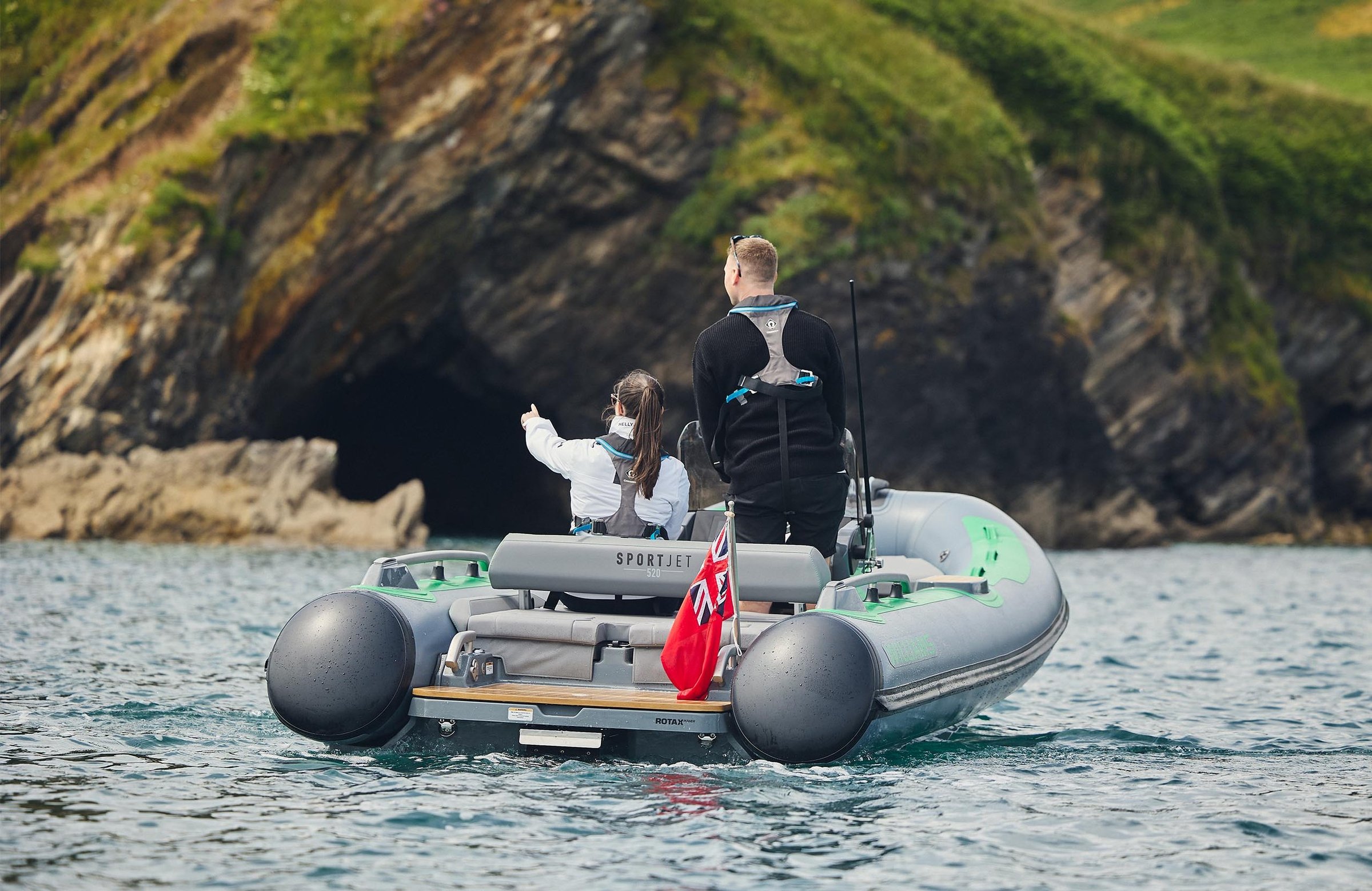 Williams Jet Tenders SportJet 520, rubberboot bij rotsachtige kust