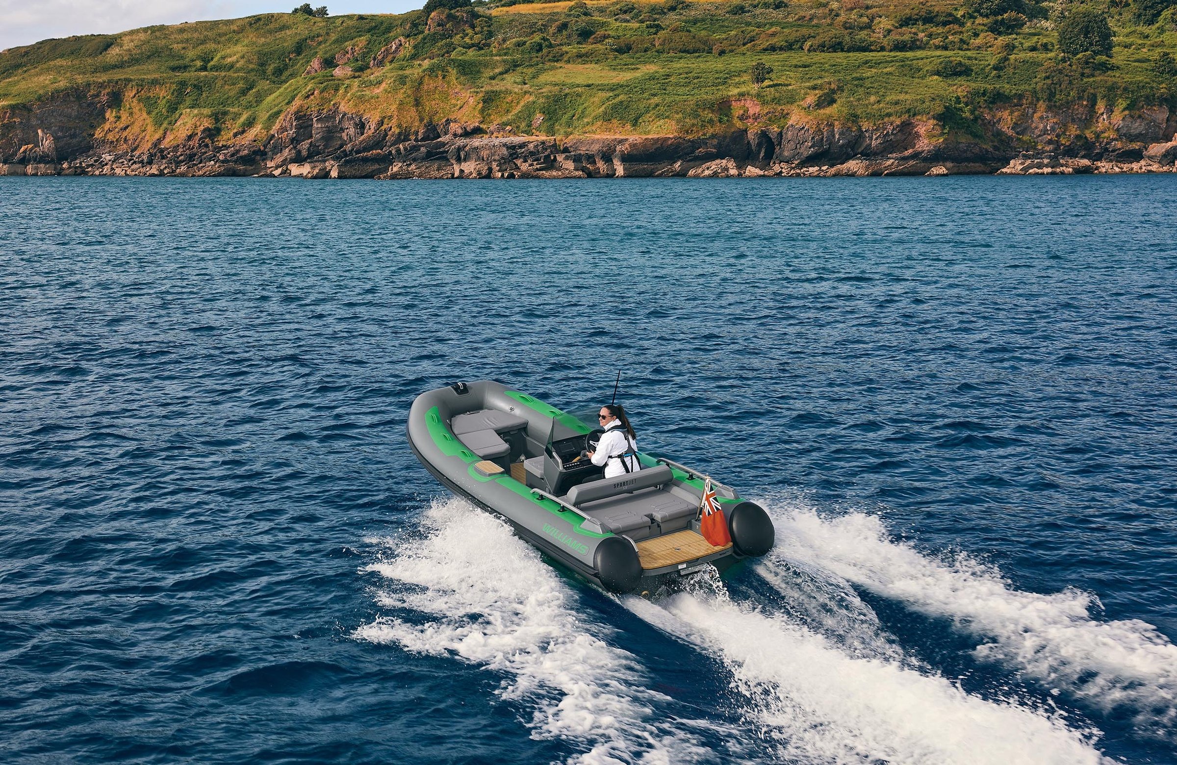 Williams Jet Tenders SportJet 520, rubberboot vaart langs kustlijn