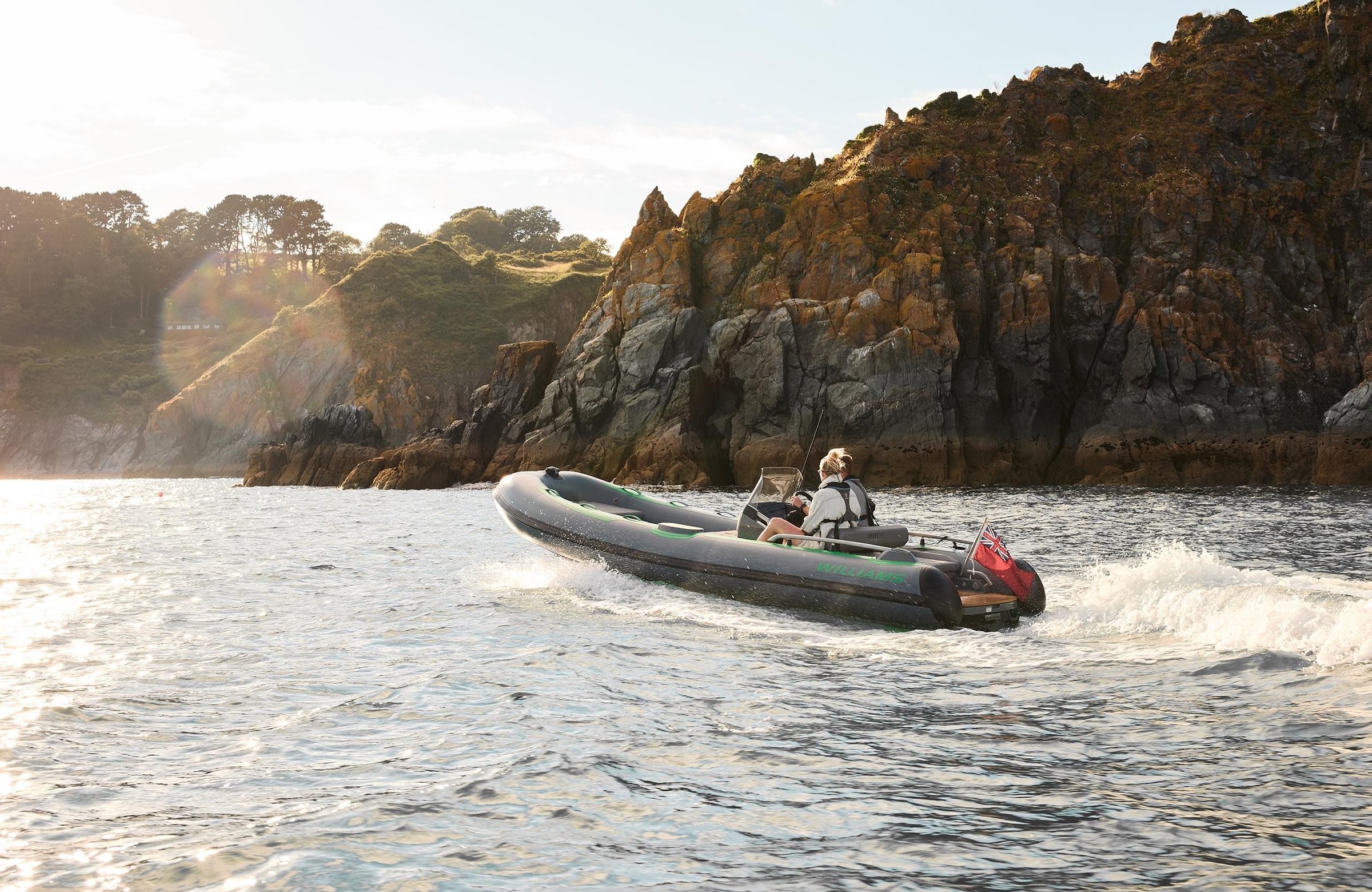 Williams Jet Tenders SportJet 520, rubberboot vaart langs rotsachtige kust