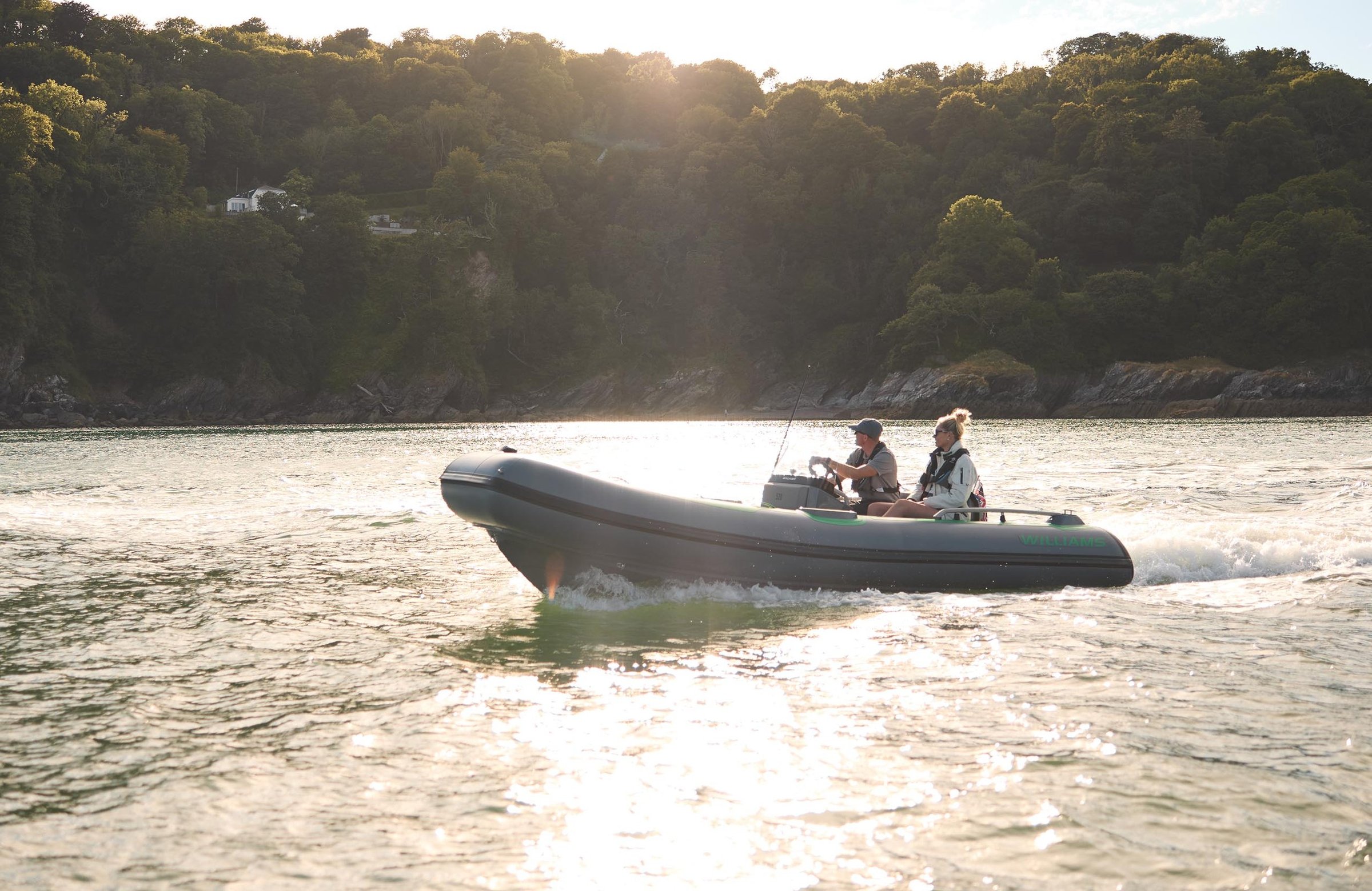 Williams Jet Tenders SportJet 520, rubberboot vaart op rivier