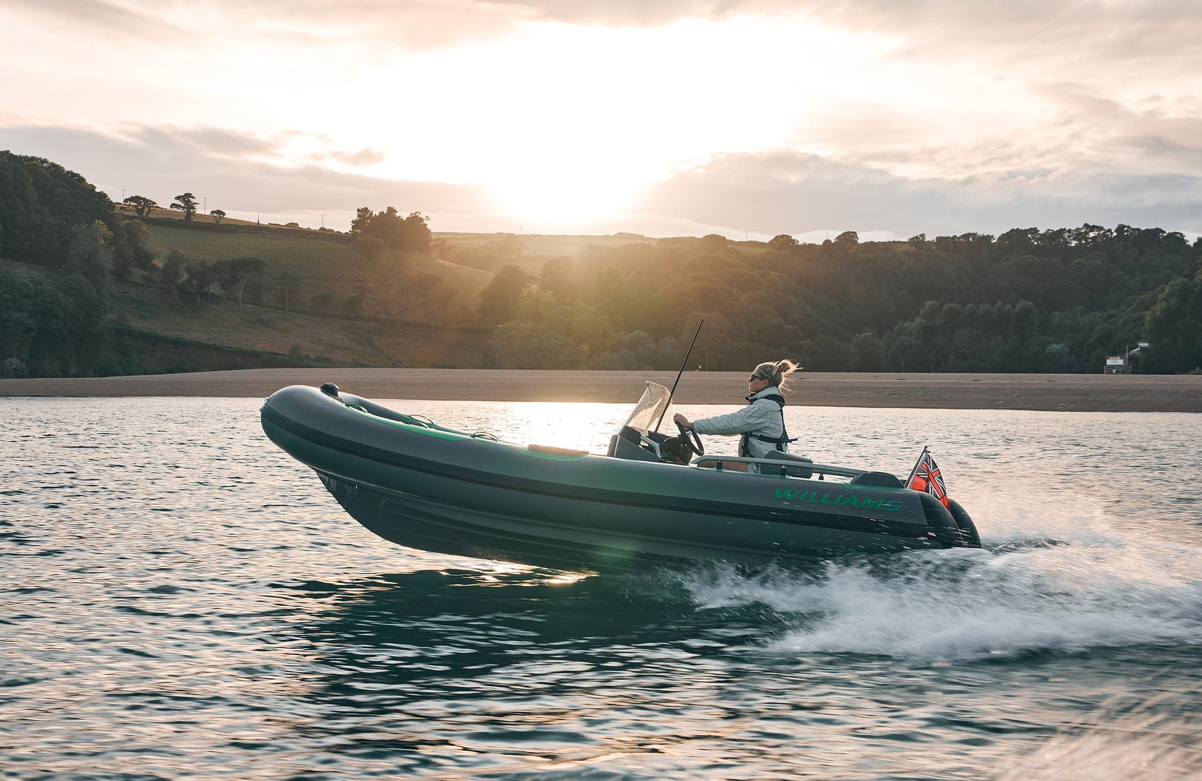Williams Jet Tenders SportJet 520, rubberboot varend bij zonsondergang