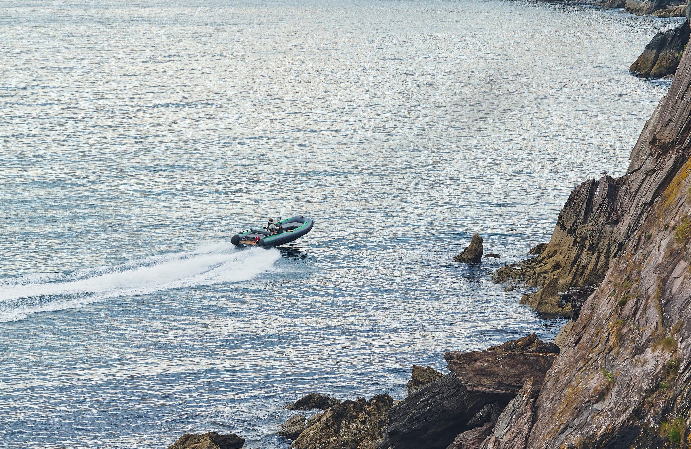 Williams Jet Tenders SportJet 520, rubberboot varend langs rotskust