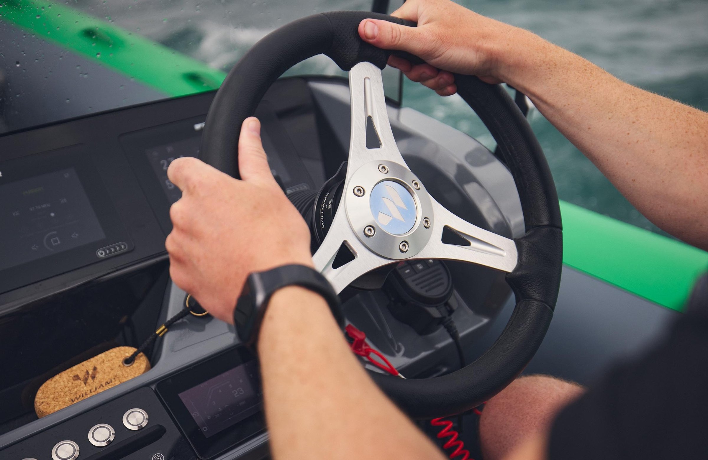 Williams Jet Tenders SportJet 520, handen aan stuurwiel boot