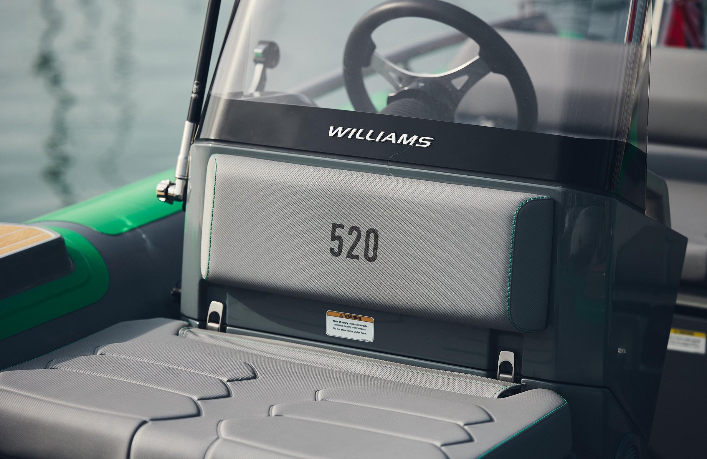 Williams Jet Tenders SportJet 520, stuurstand met stuurwiel en zitbank