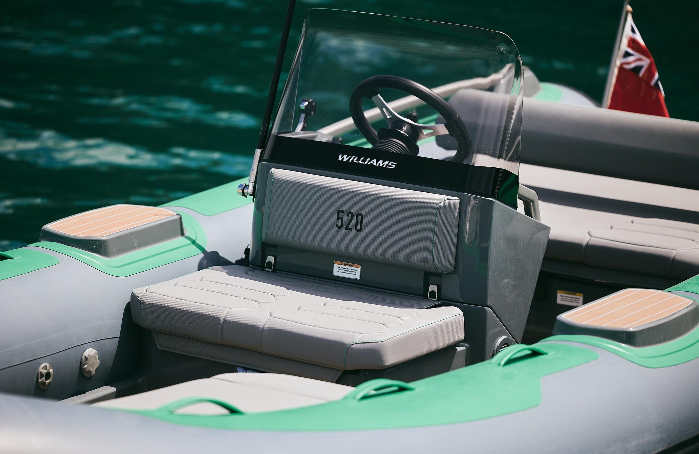 Williams Jet Tenders SportJet 520, stuurstand met stuurwiel en zitbank