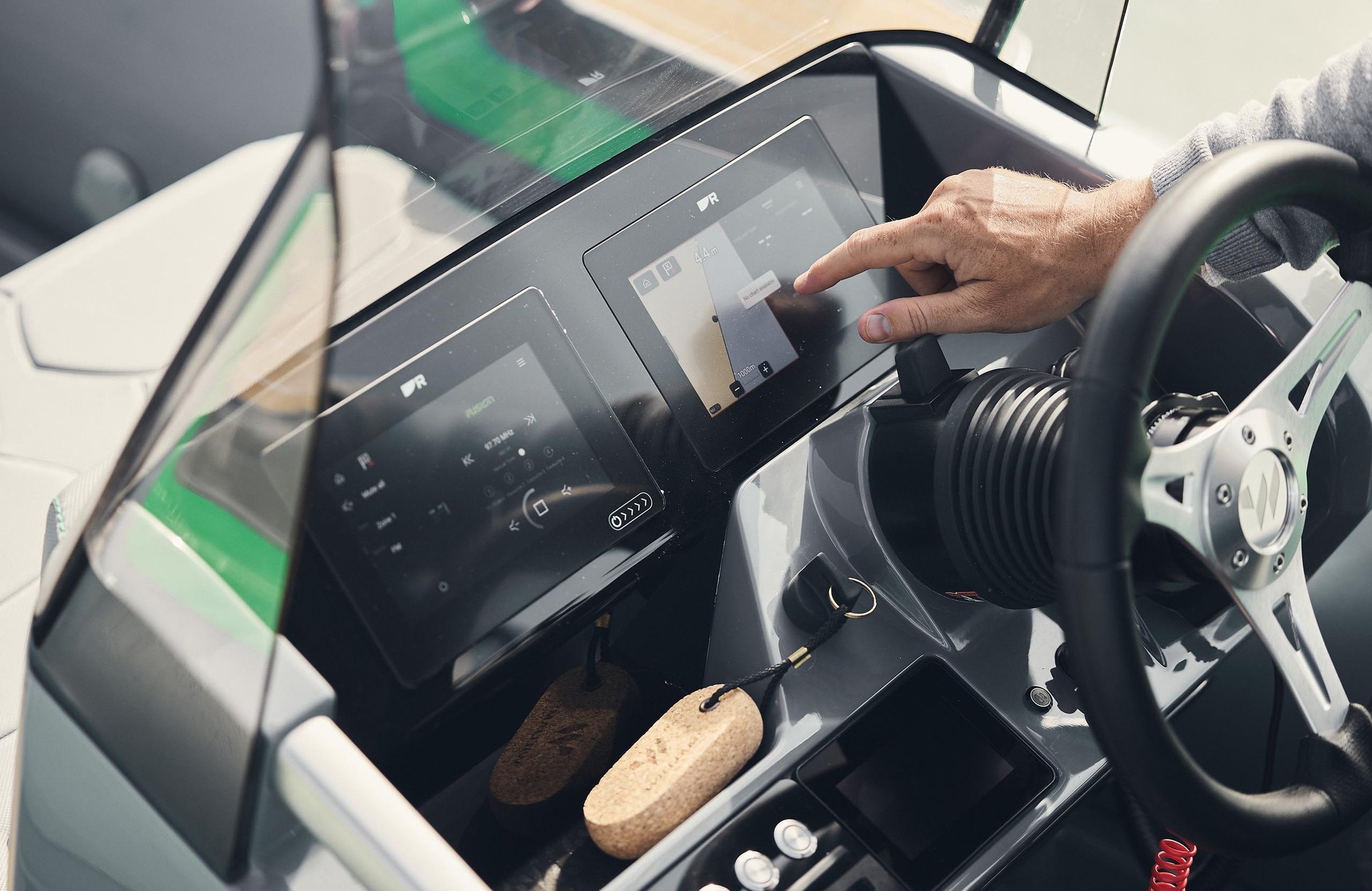 Williams Jet Tenders SportJet 520, stuurstand met touchscreen displays