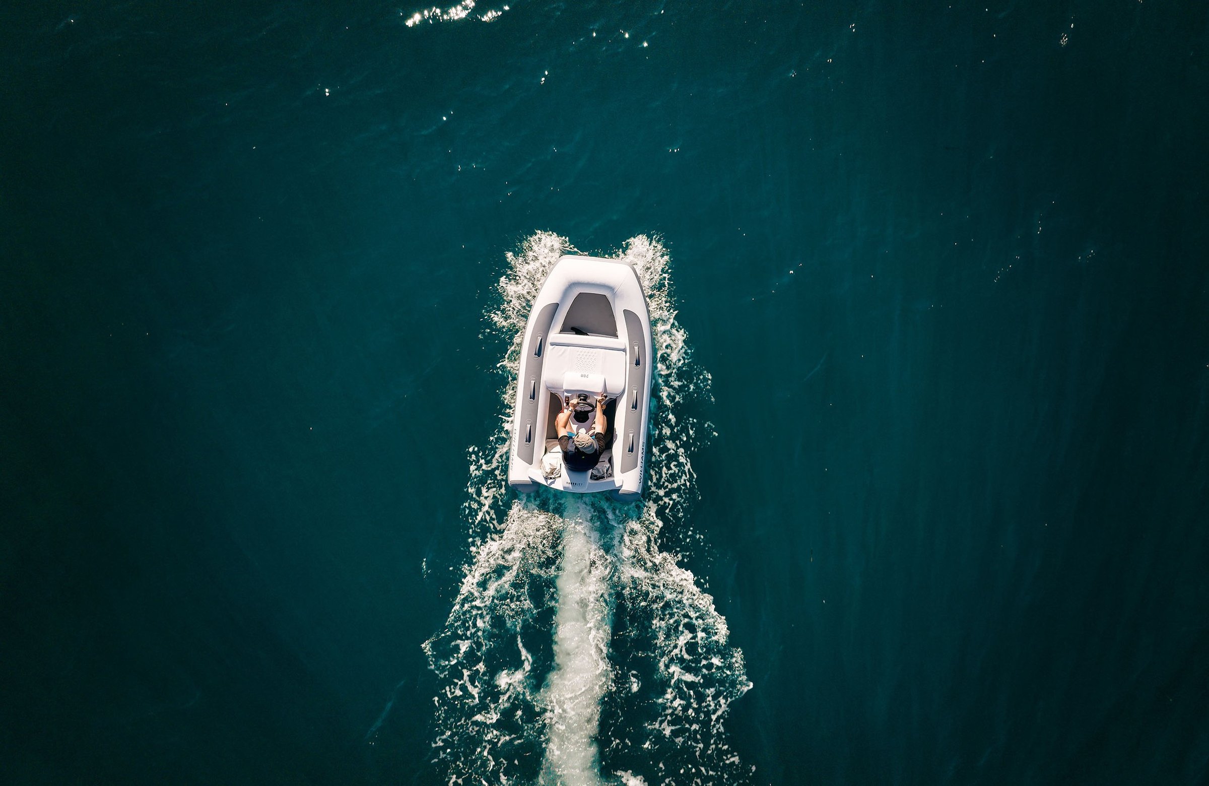 Williams Jet Tenders TurboJet 280MX, boot van boven varend op zee