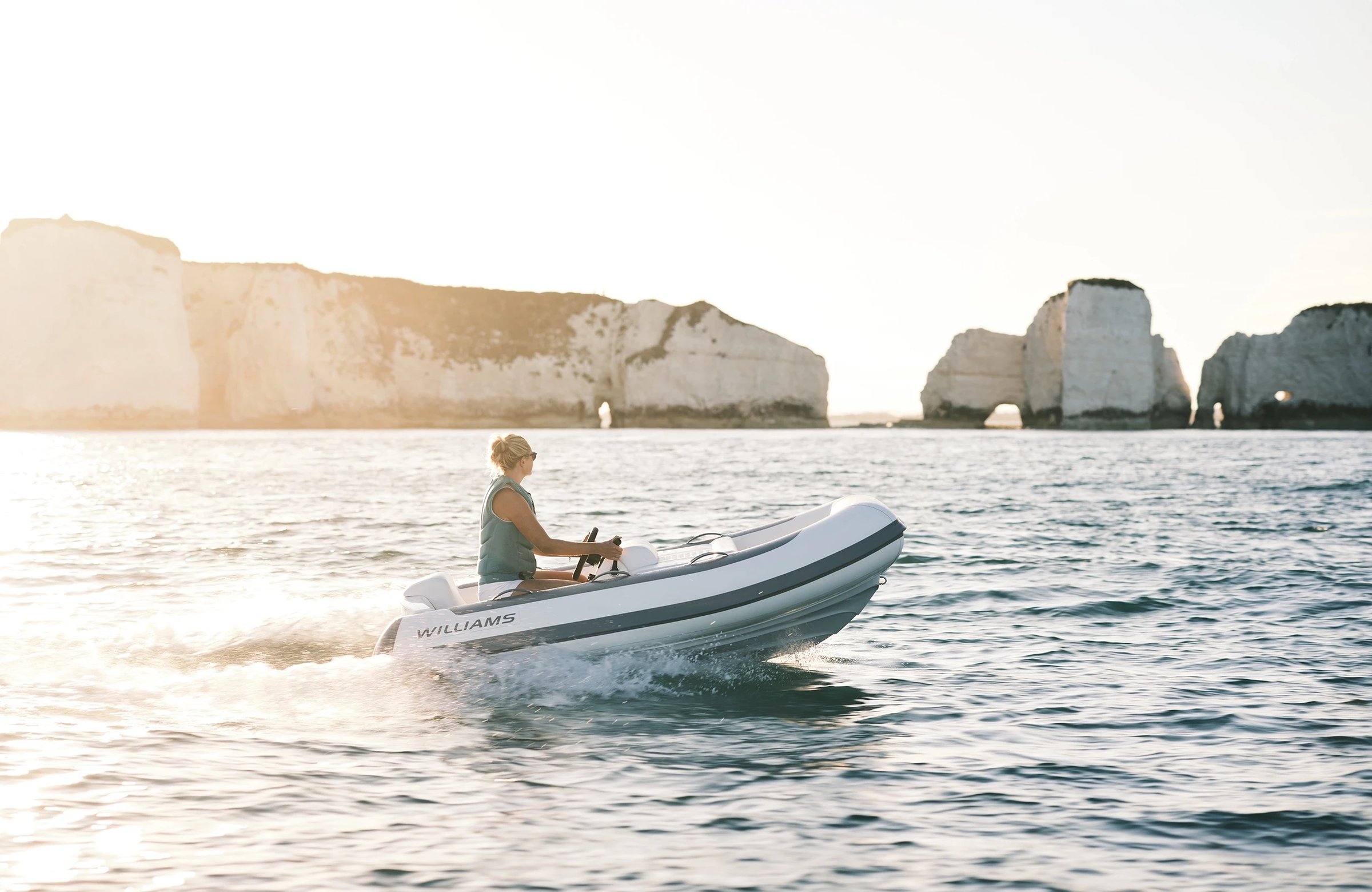 Williams Jet Tenders TurboJet 280MX, boot varend bij witte kliffen