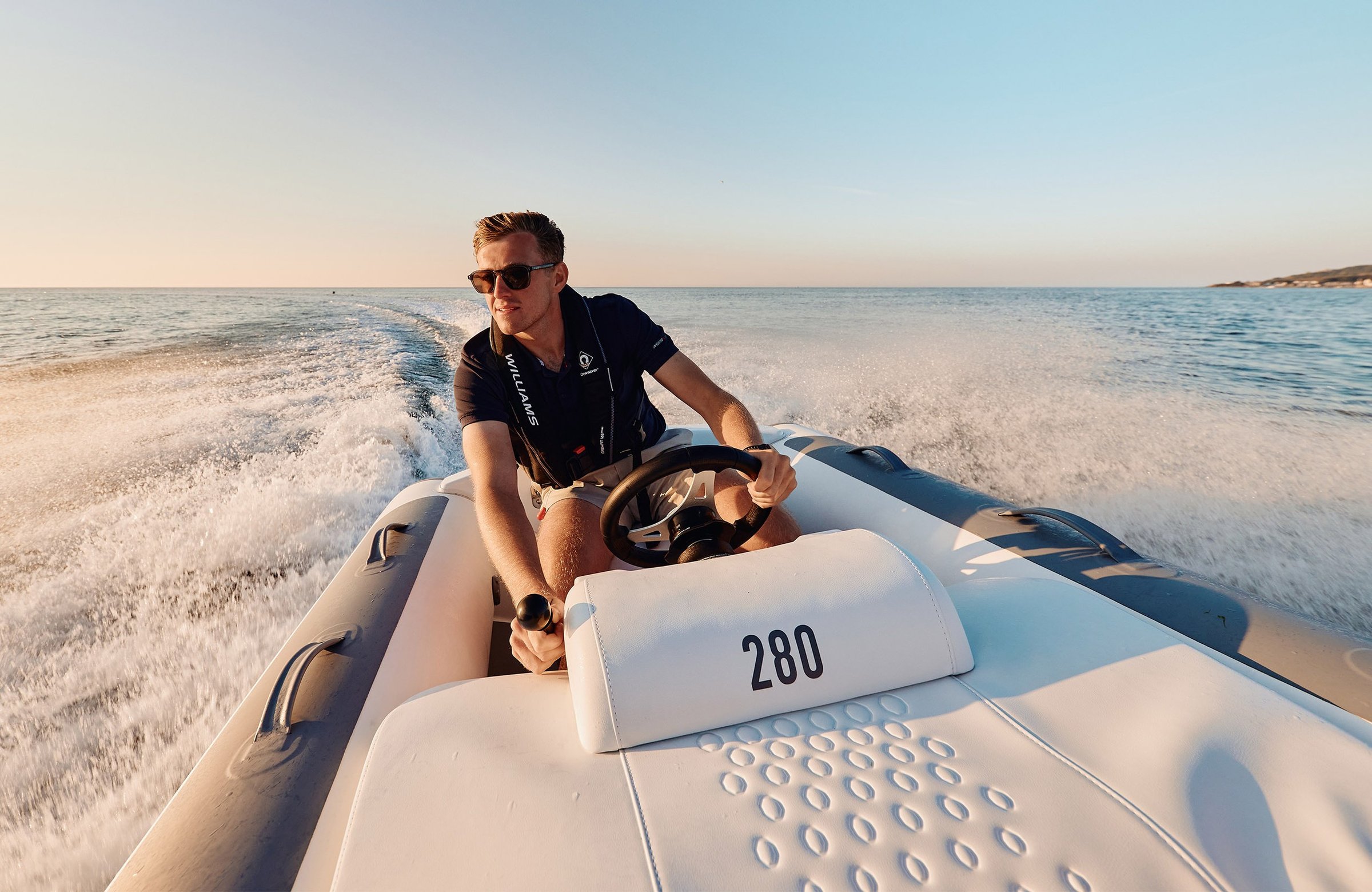 Williams Jet Tenders TurboJet 280MX, man stuurt rubberboot op zee