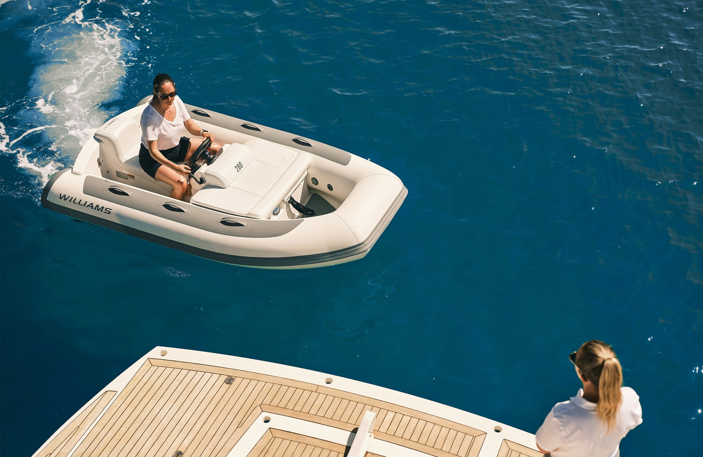 Williams Jet Tenders TurboJet 280MX, rubberboot met vrouw varend