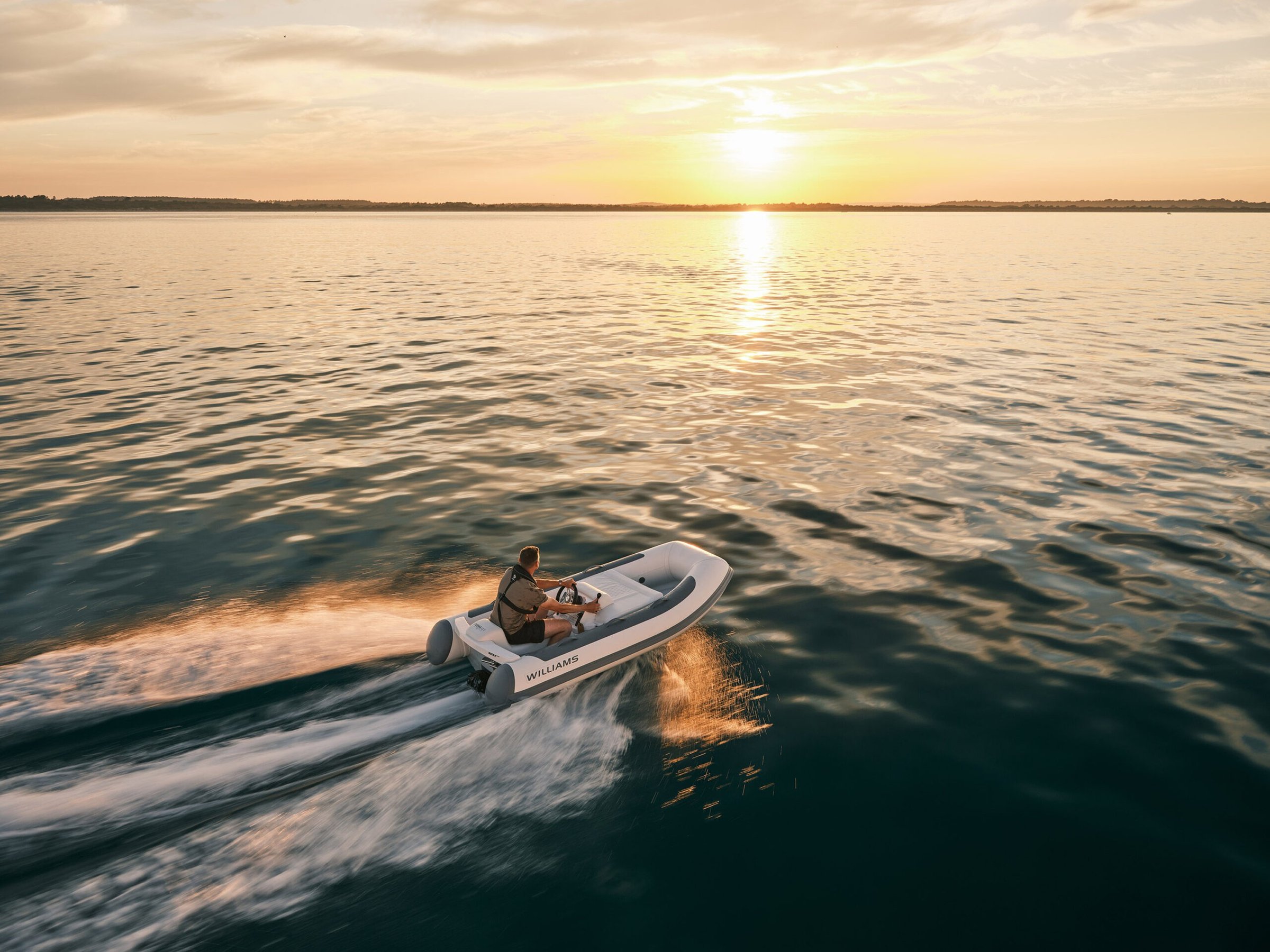 Williams Jet Tenders TurboJet 280MX, rubberboot vaart bij zonsondergang