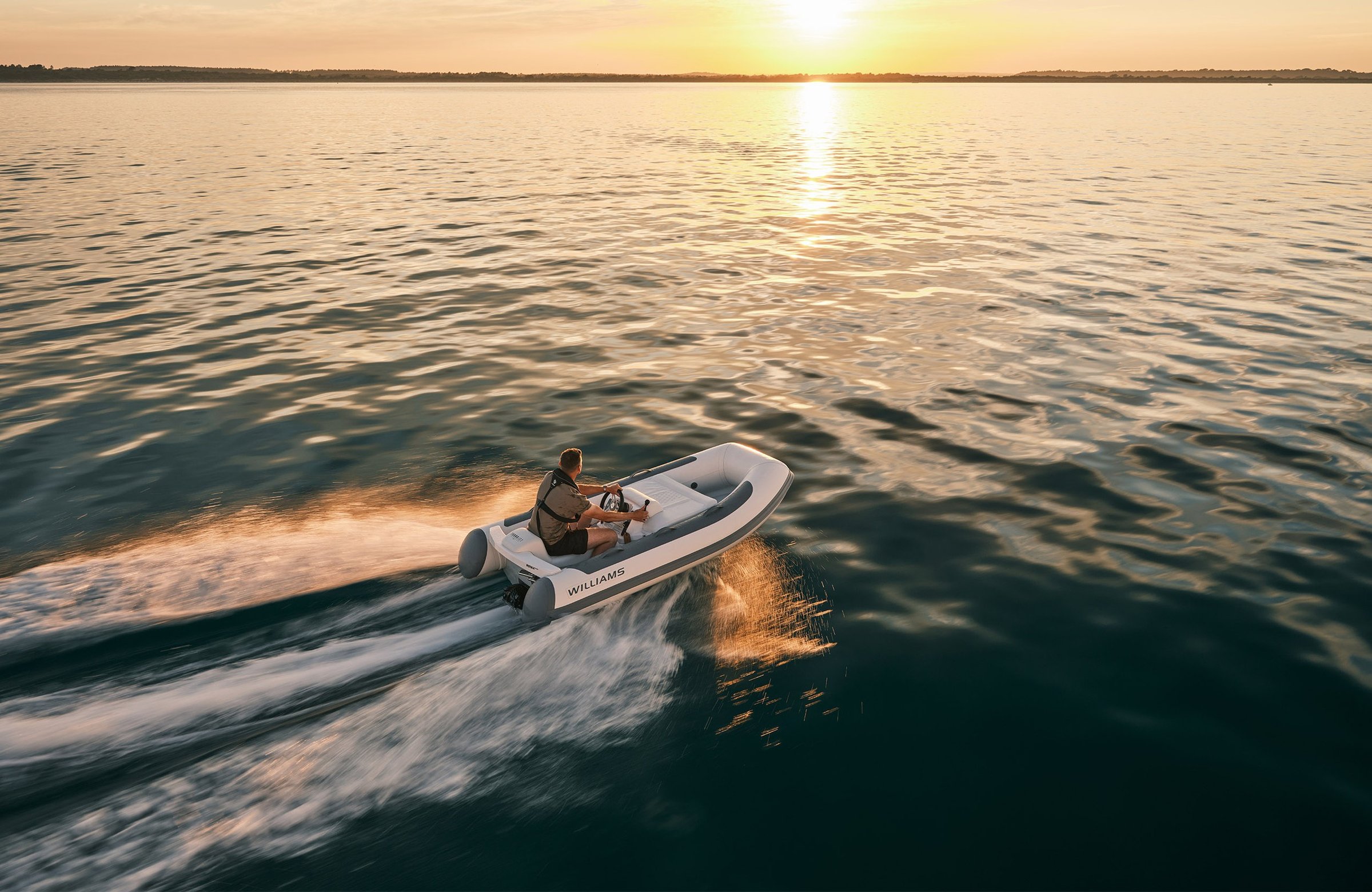 Williams Jet Tenders TurboJet 280MX, rubberboot varend bij zonsondergang