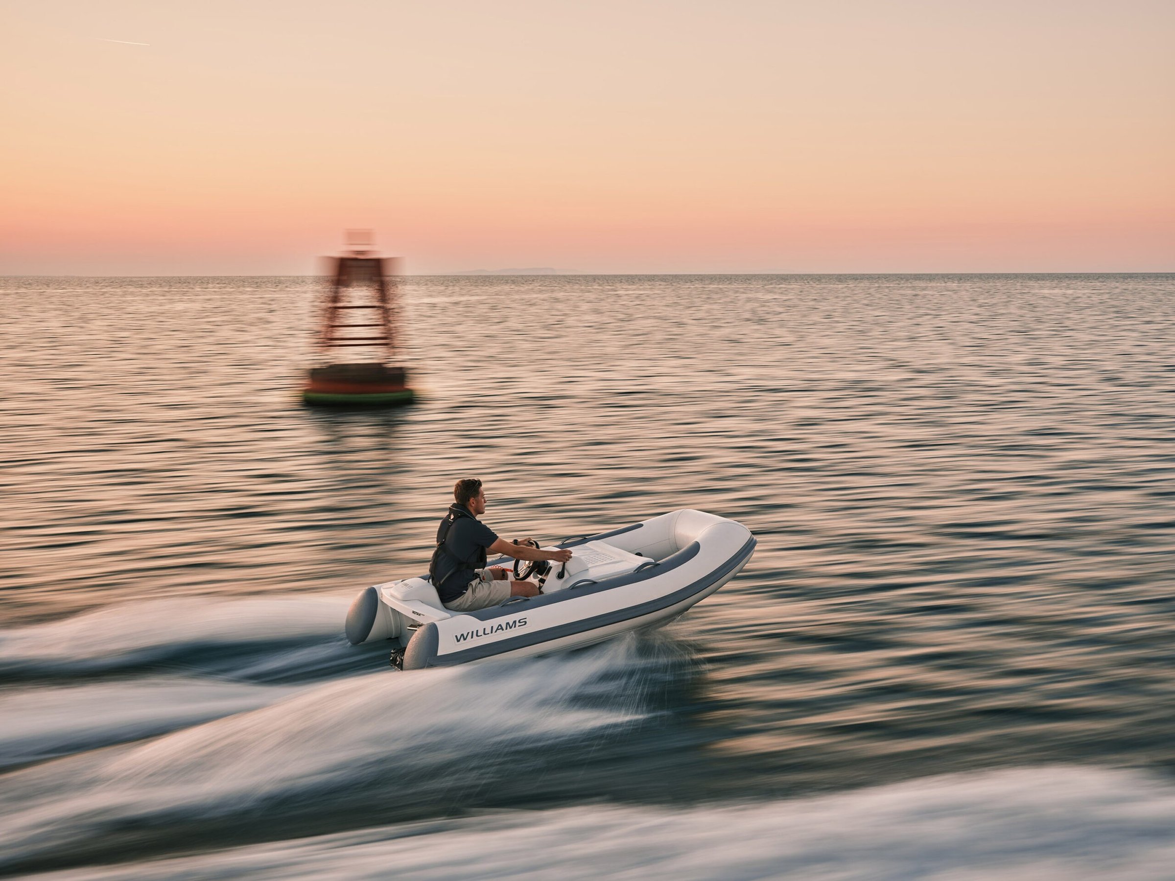 Williams Jet Tenders TurboJet 280MX, rubberboot varend bij zonsondergang