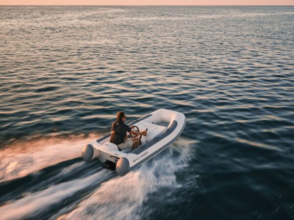 Williams Jet Tenders TurboJet 280MX, rubberboot varend op zee