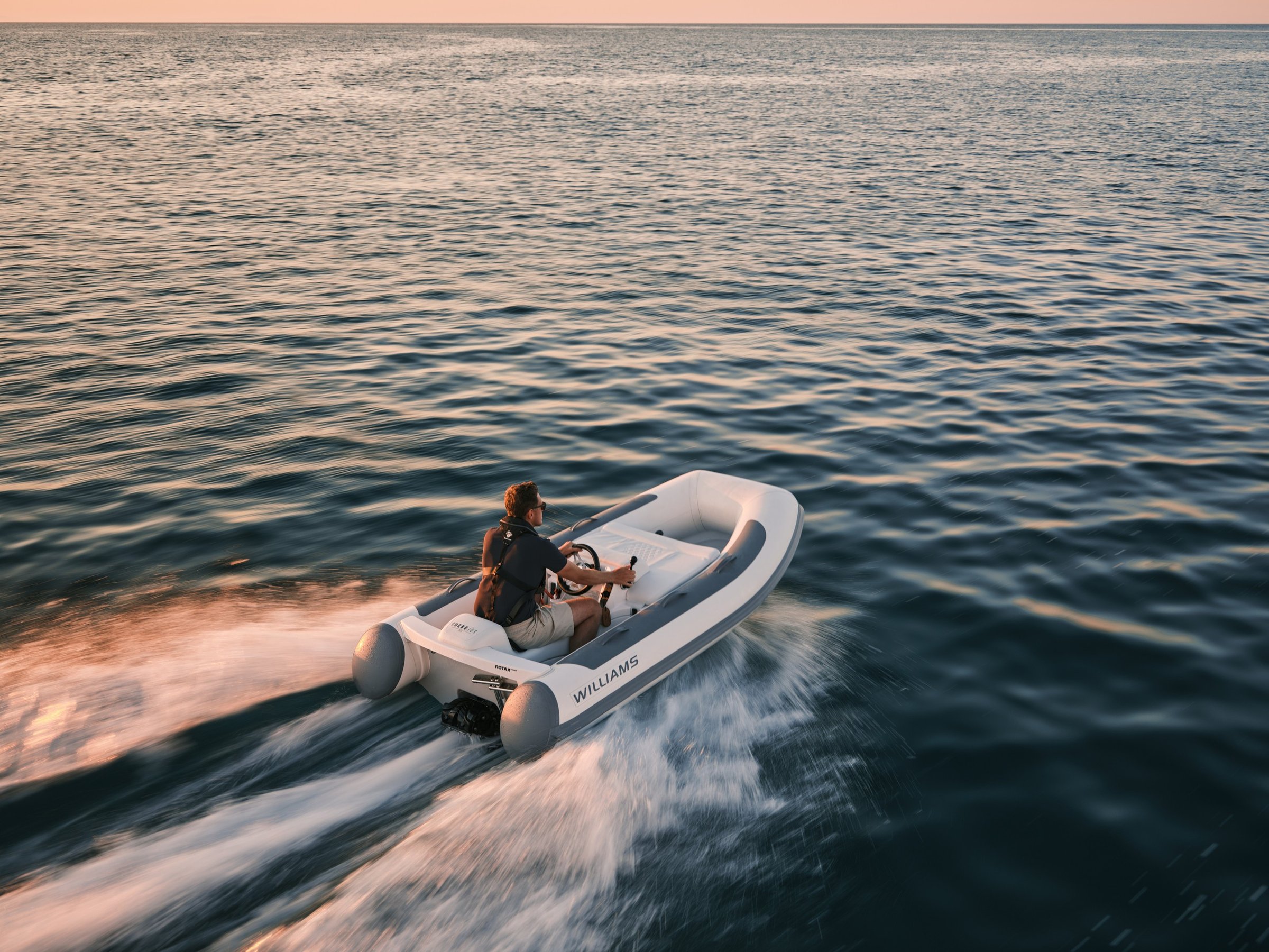 Williams Jet Tenders TurboJet 280MX, rubberboot varend op zee