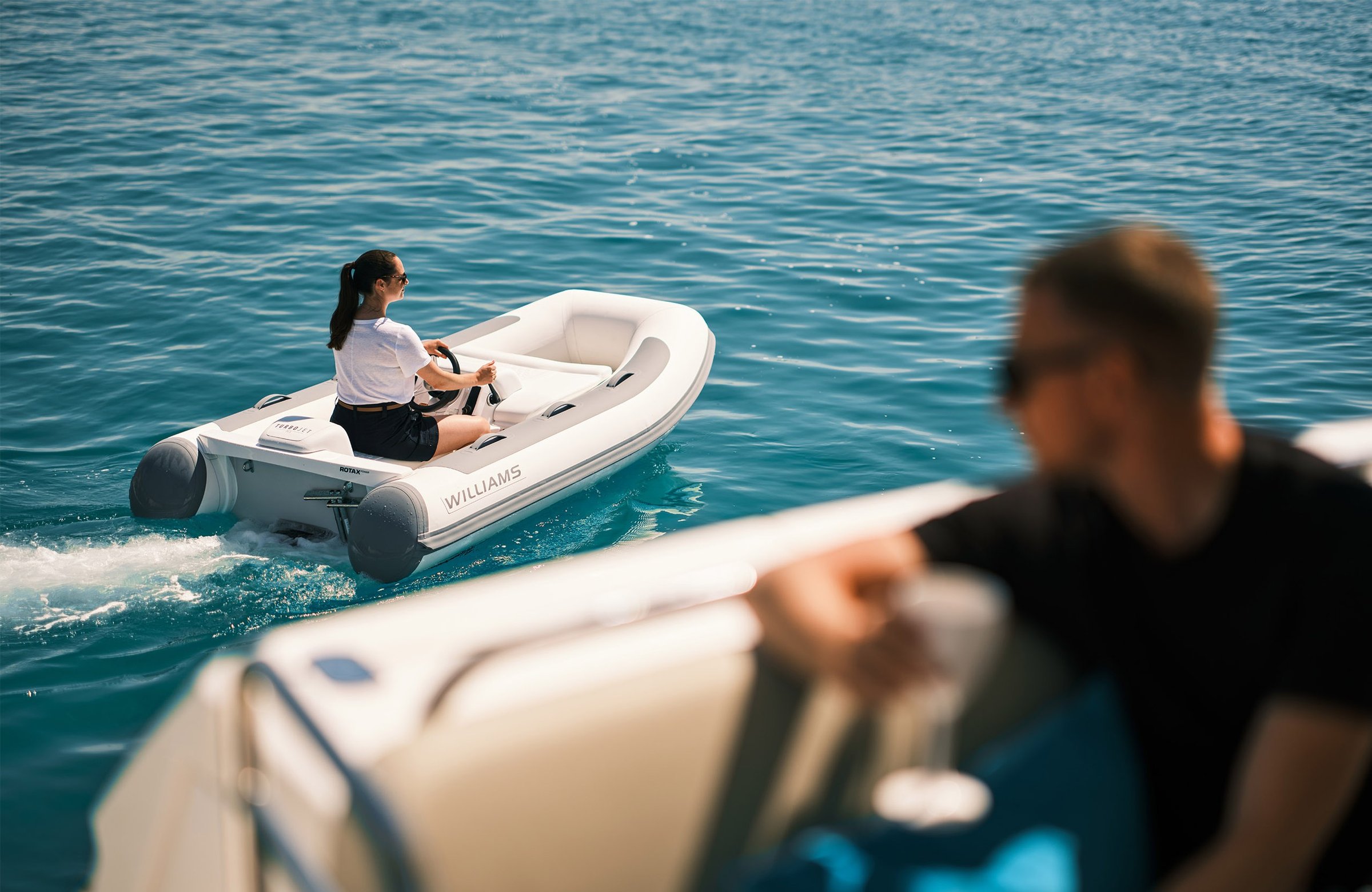 Williams Jet Tenders TurboJet 280MX, vrouw vaart rubberboot op zee