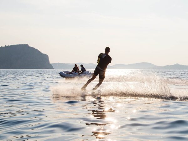 Williams Jet Tenders TurboJet 285LP, man waterskiet achter rubberboot