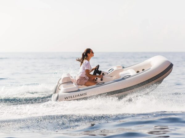 Williams Jet Tenders TurboJet 285, vrouw vaart rubberboot snel