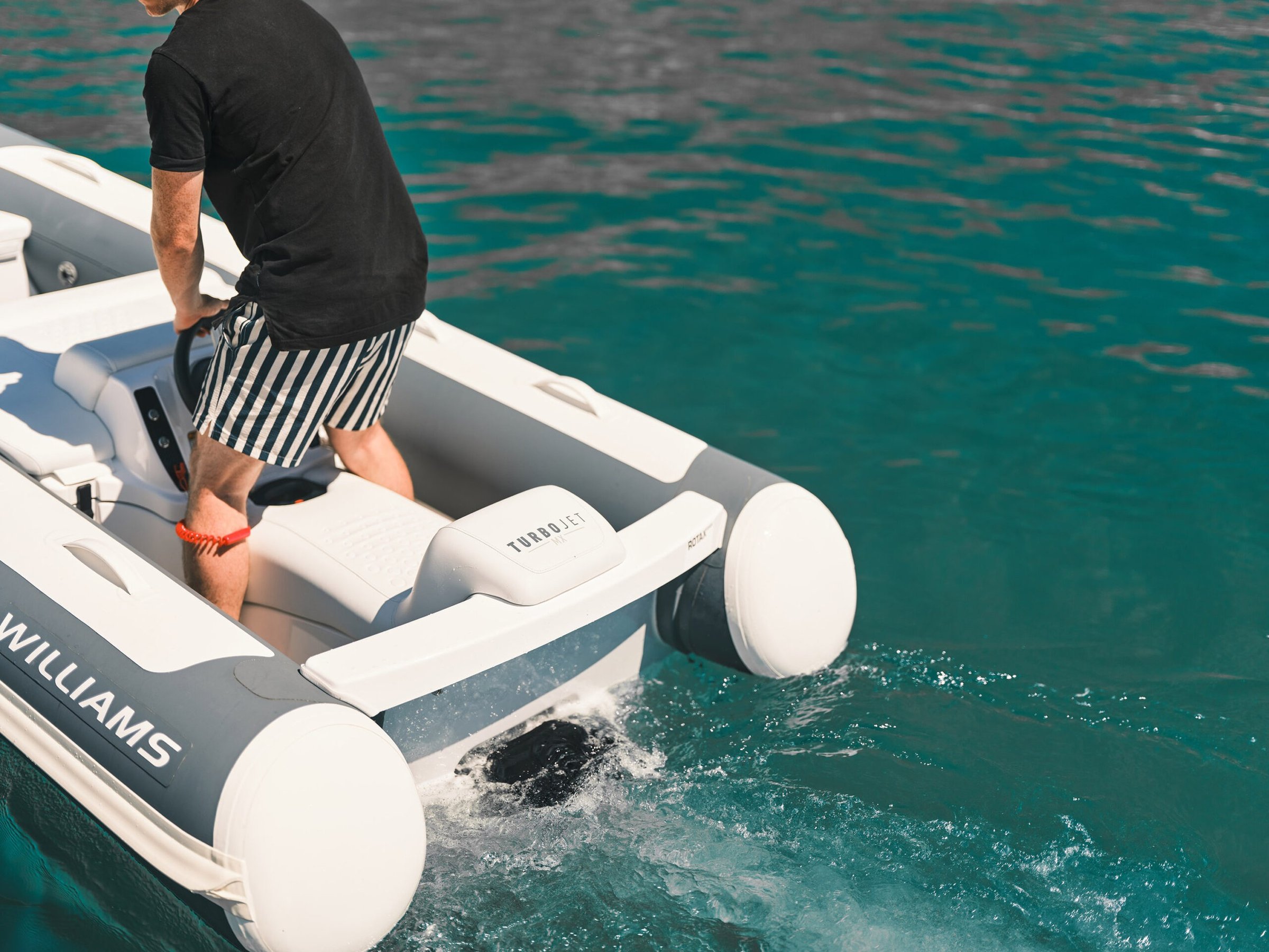 Williams Jet Tenders TurboJet 320MX, man bestuurt boot met jetaandrijving