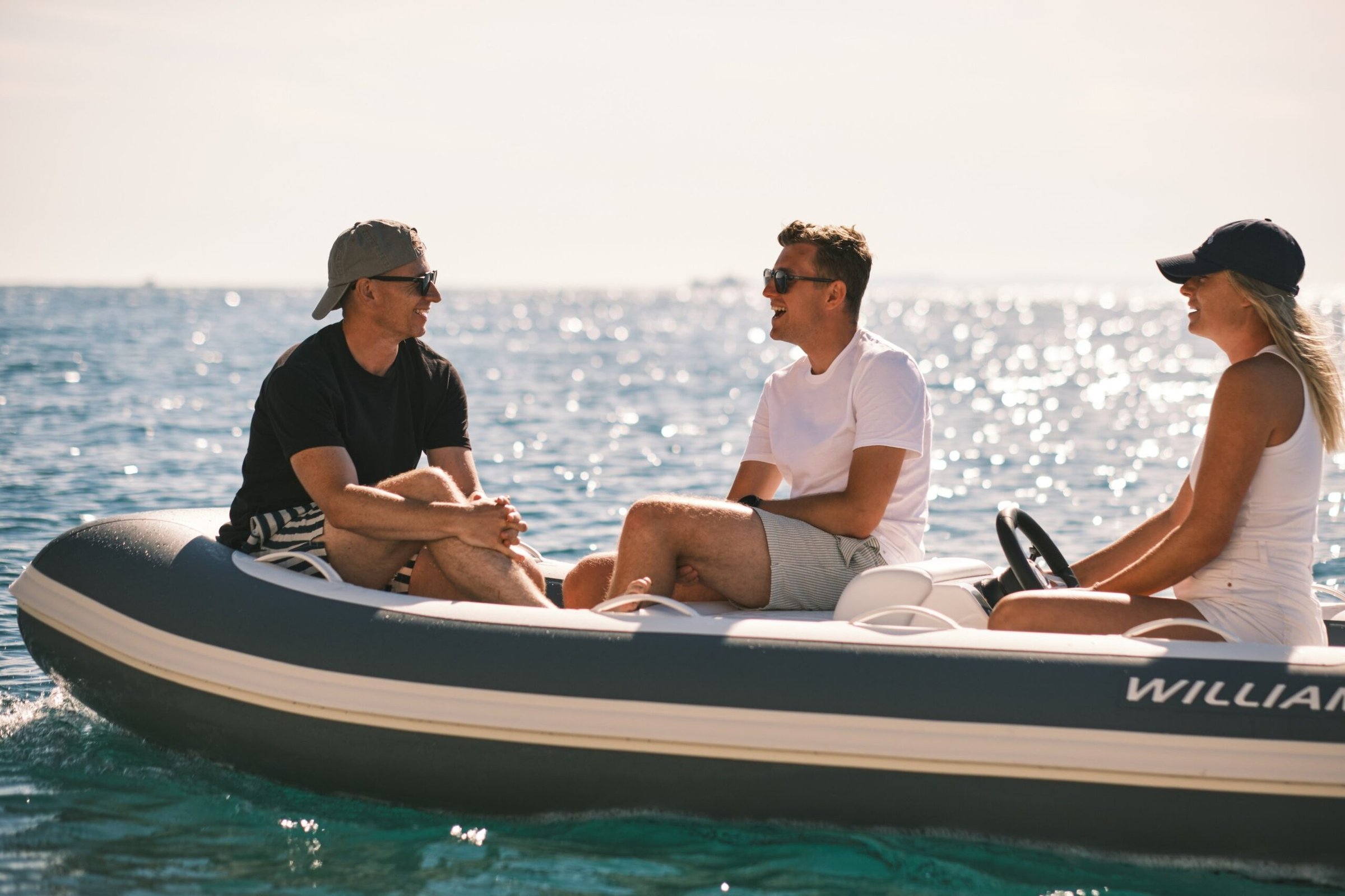 Williams Jet Tenders TurboJet 320MX, mensen zittend op rubberboot