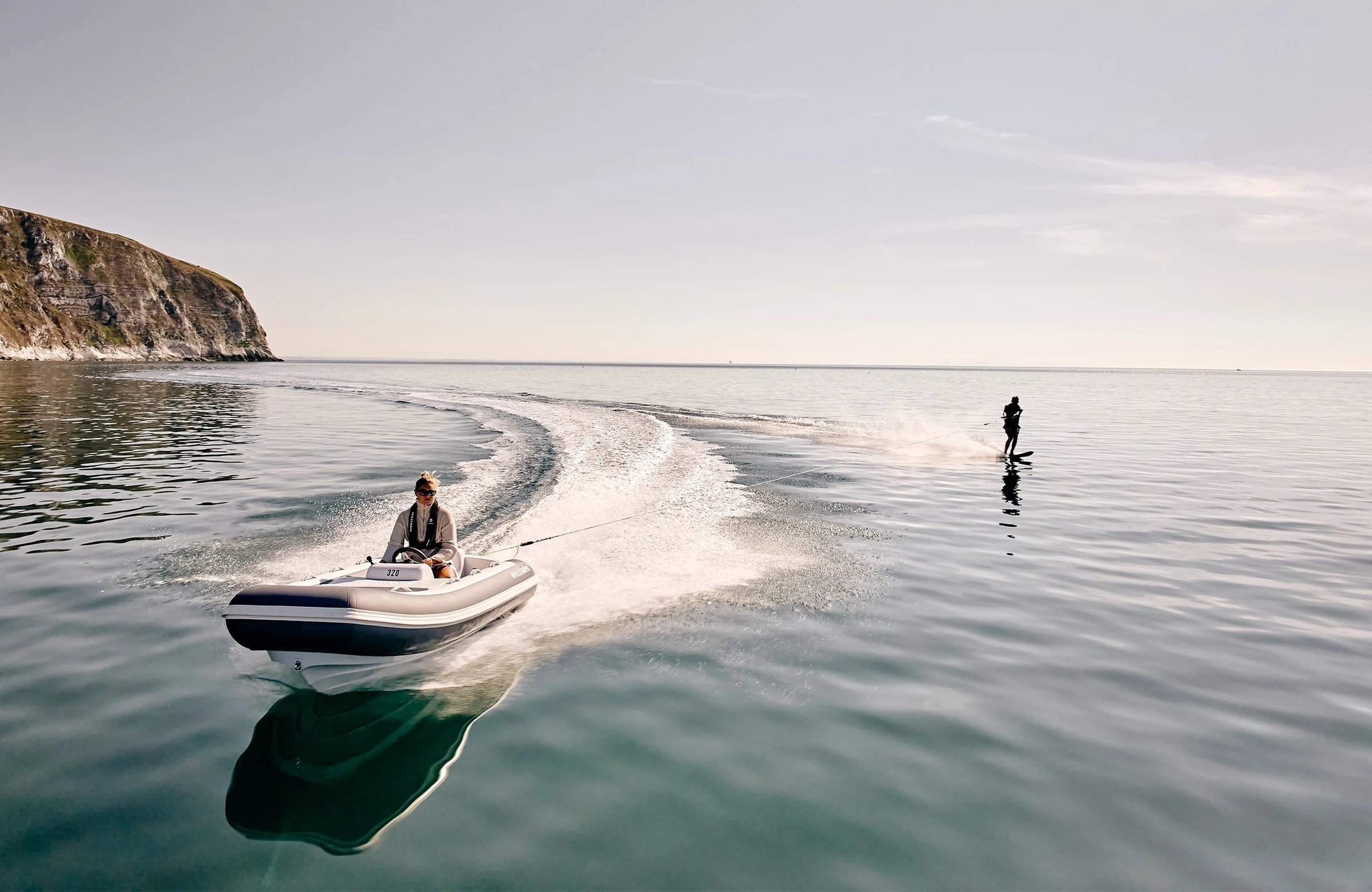 Williams Jet Tenders TurboJet 320MX, rubberboot trekt waterskiër zee