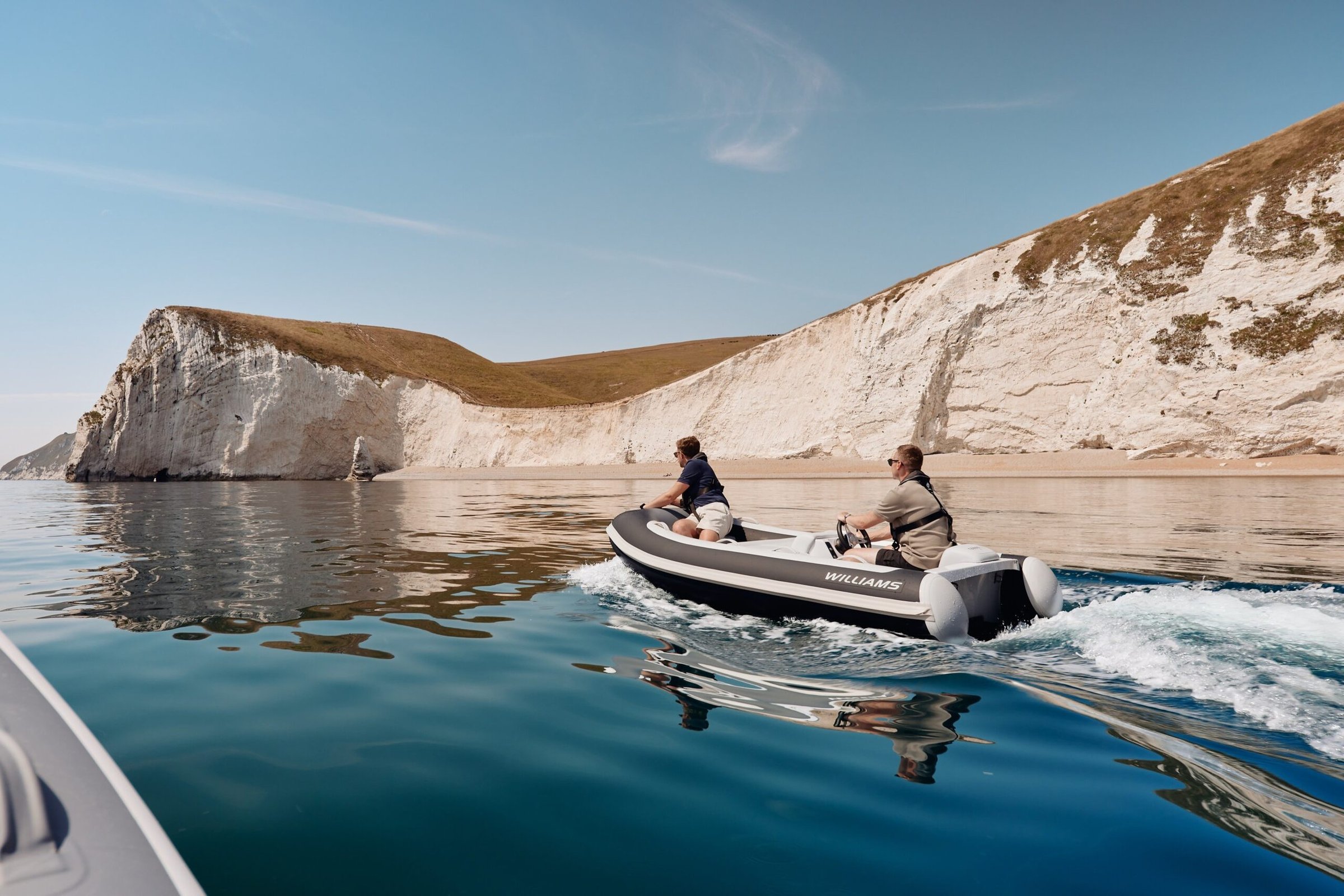 Williams Jet Tenders TurboJet 320MX, rubberboot vaart bij krijtrotsen