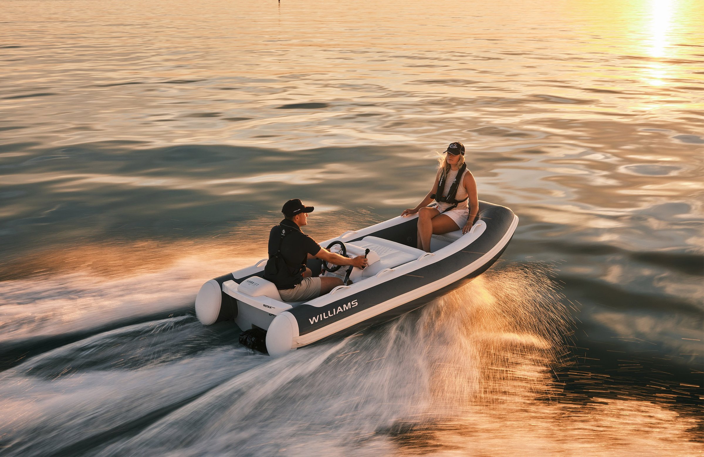 Williams Jet Tenders TurboJet 320MX, rubberboot varend bij zonsondergang