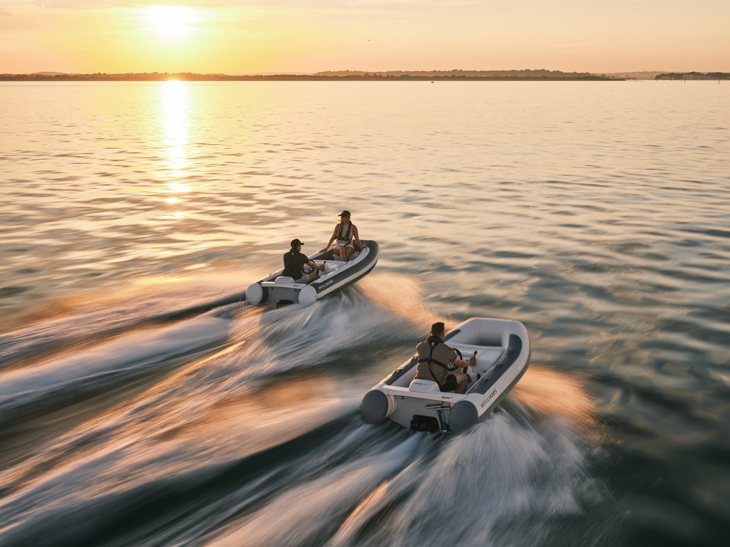 Williams Jet Tenders TurboJet 320MX, twee speedboten varen bij zonsondergang
