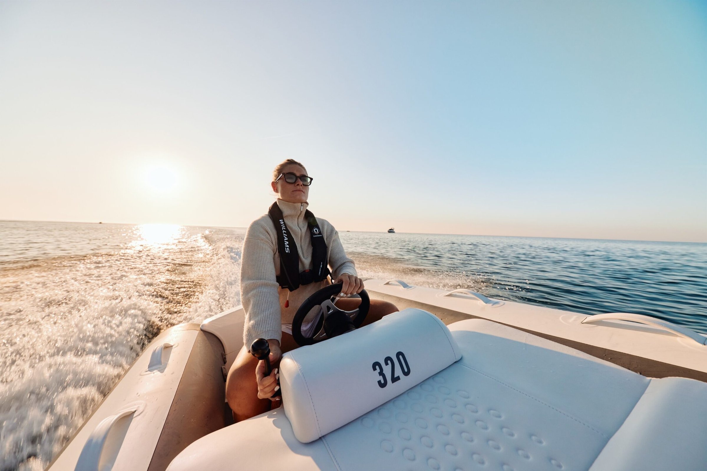 Williams Jet Tenders TurboJet 320MX, vrouw bestuurt speedboot op zee
