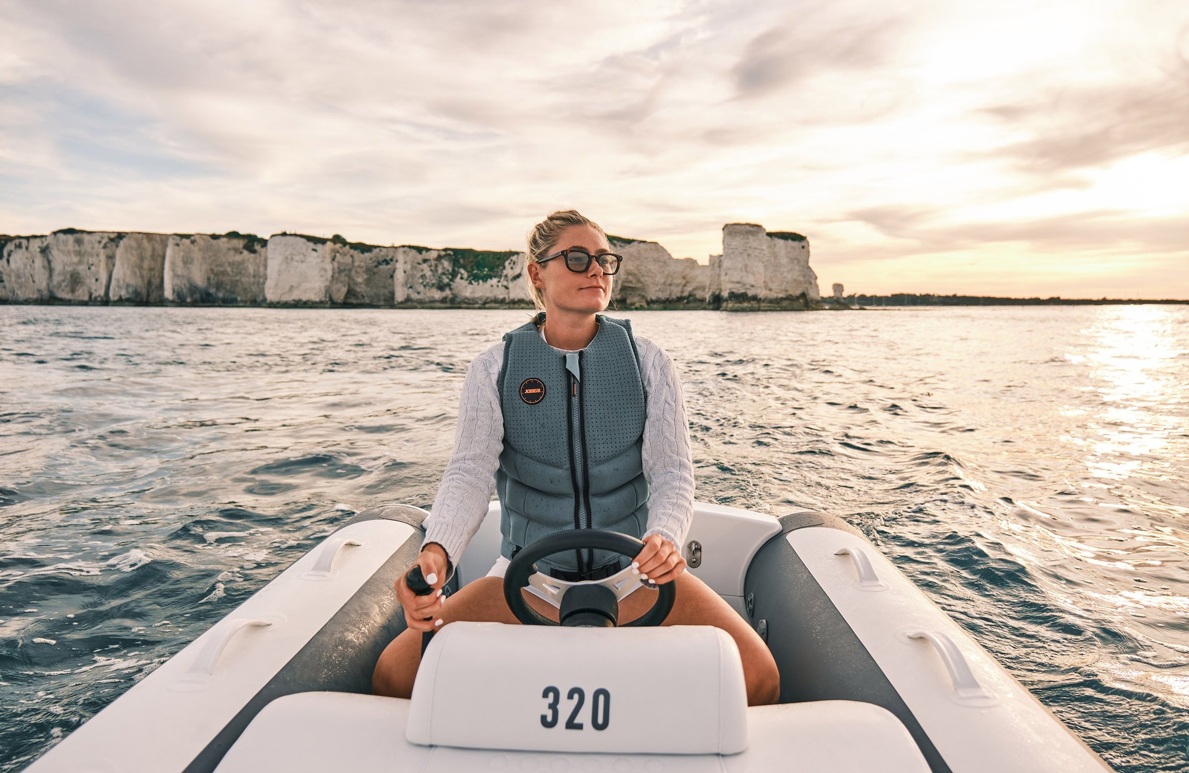 Williams Jet Tenders TurboJet 320MX, vrouw stuurt rubberboot bij kliffen