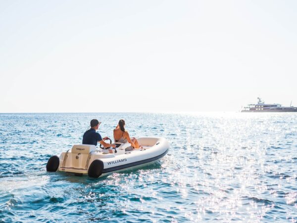 Williams Jet Tenders TurboJet 325, rubberboot met stel op zee