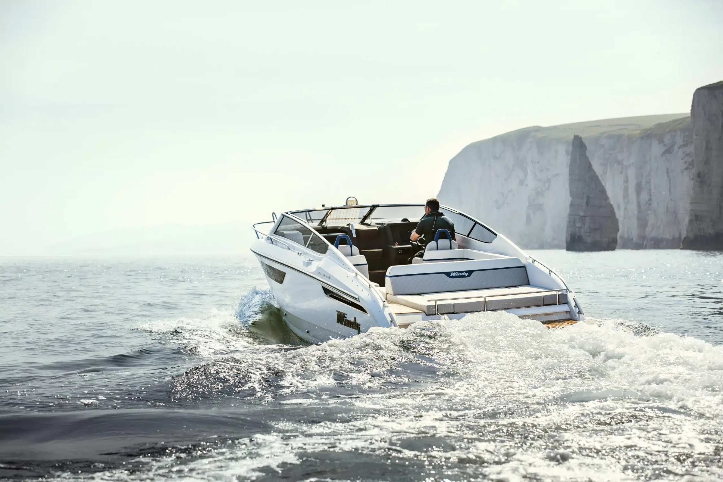 Windy 29 Huracan, boot varend bij kliffen