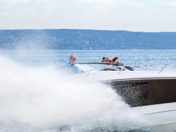 Windy 32 Grand Zonda, boot varend met waterspetters