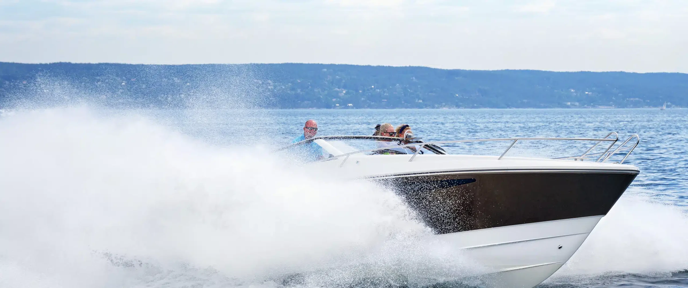 Windy 32 Grand Zonda, boot varend met waterspetters