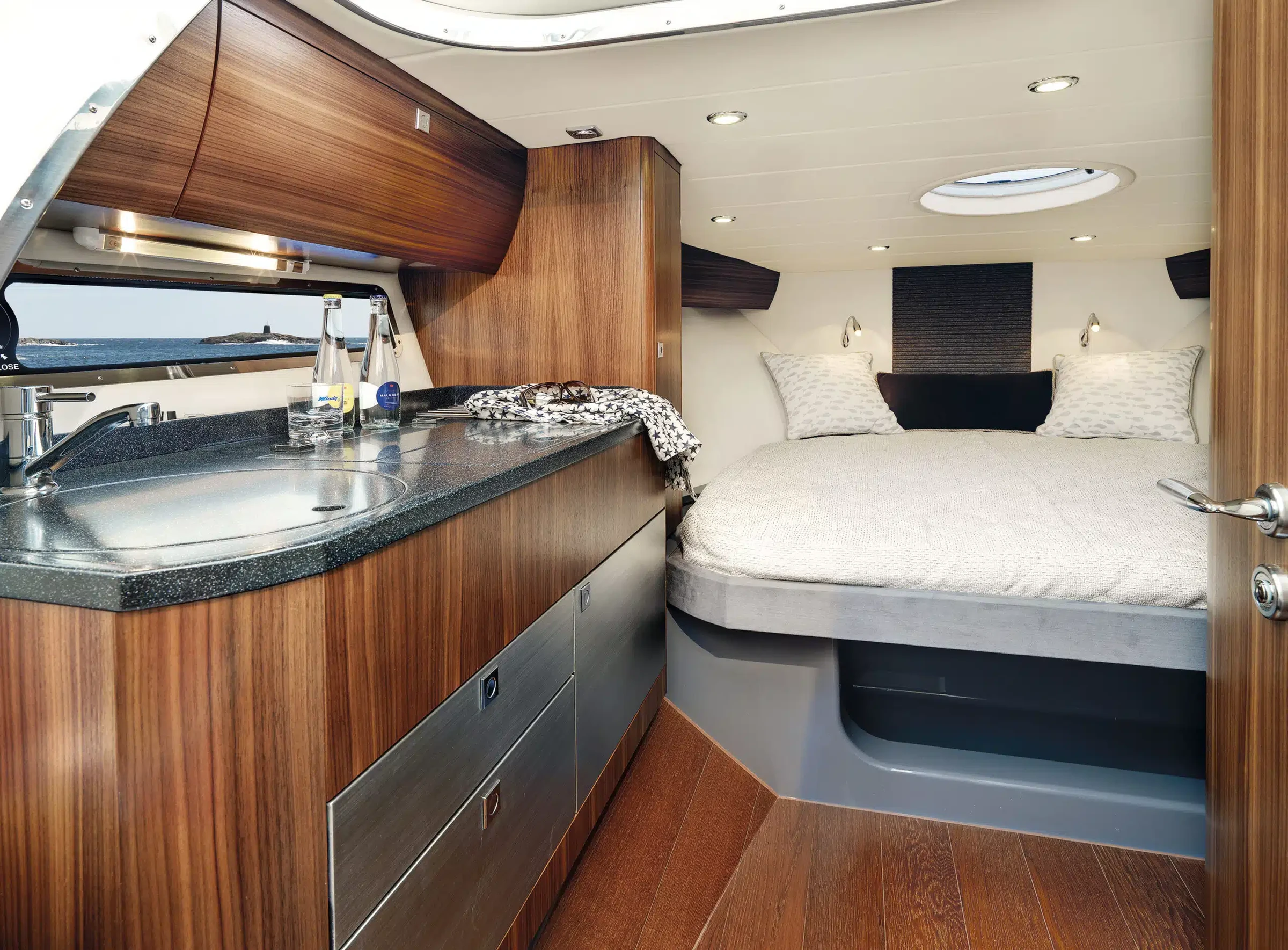 Windy 32 Grand Zonda, kajuit met bed en kombuis