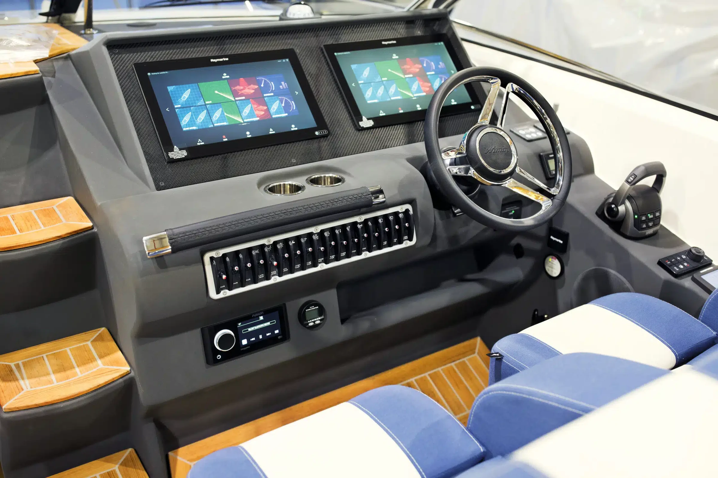 Windy 32 Grand Zonda, stuurstand met navigatieschermen en stuurwiel