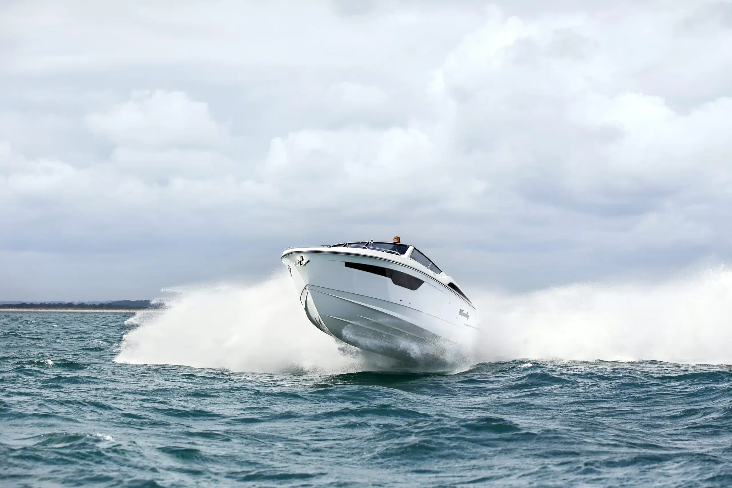 Windy 34 Alize, speedboot vaart snel door golven