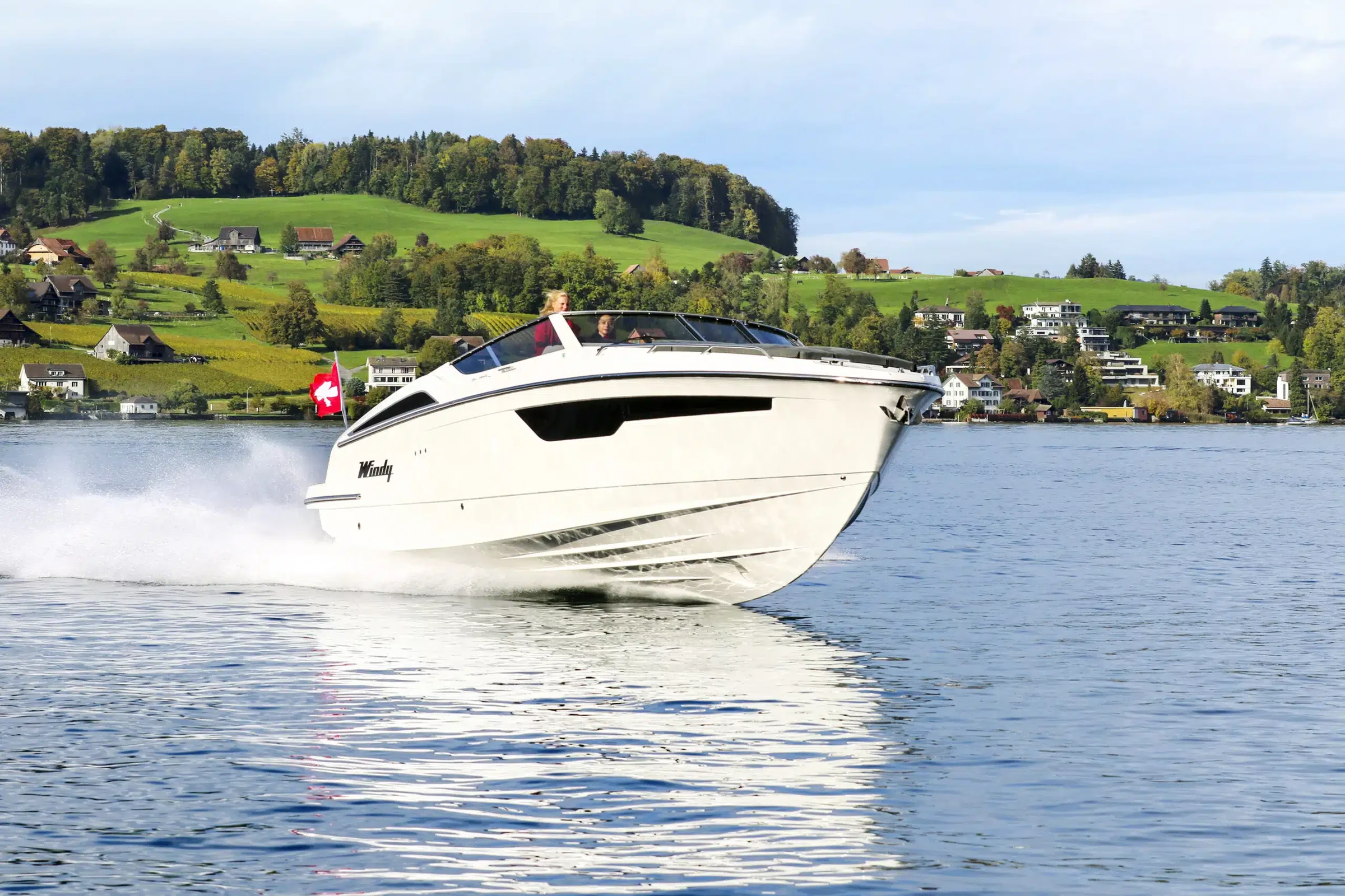 Windy 34 Alize, witte boot varend op meer