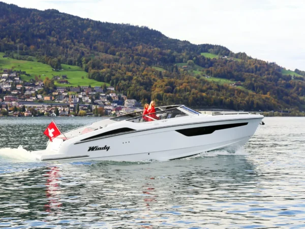 Windy 34 Alize, witte motorboot varend op meer