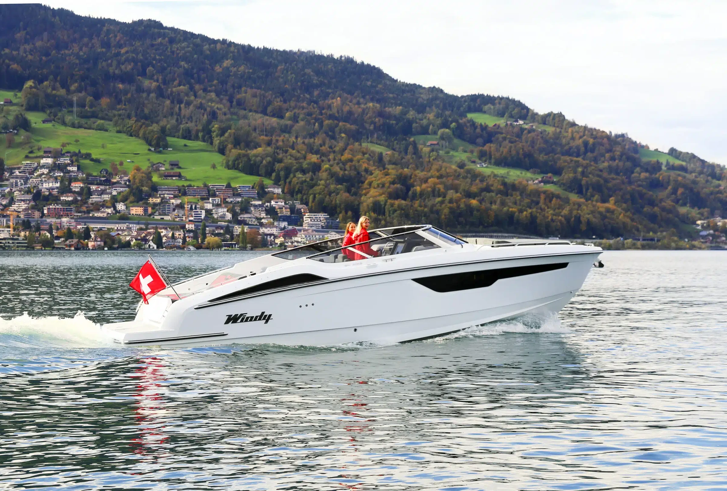 Windy 34 Alize, witte motorboot varend op meer
