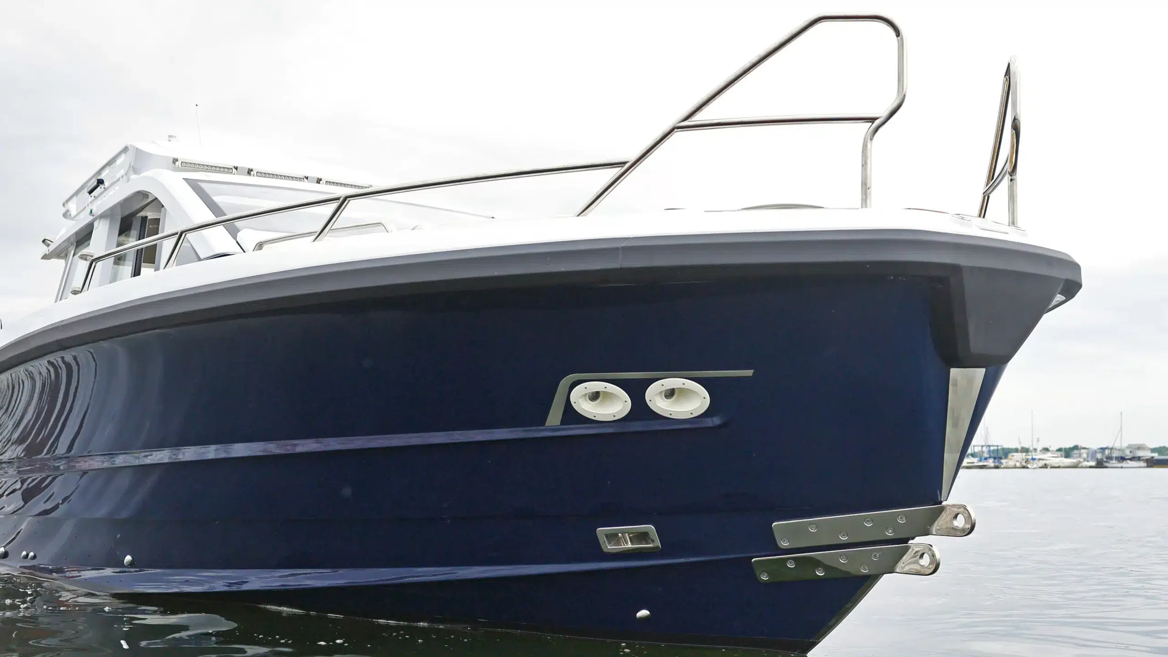 Windy SR40, boeg van boot op water
