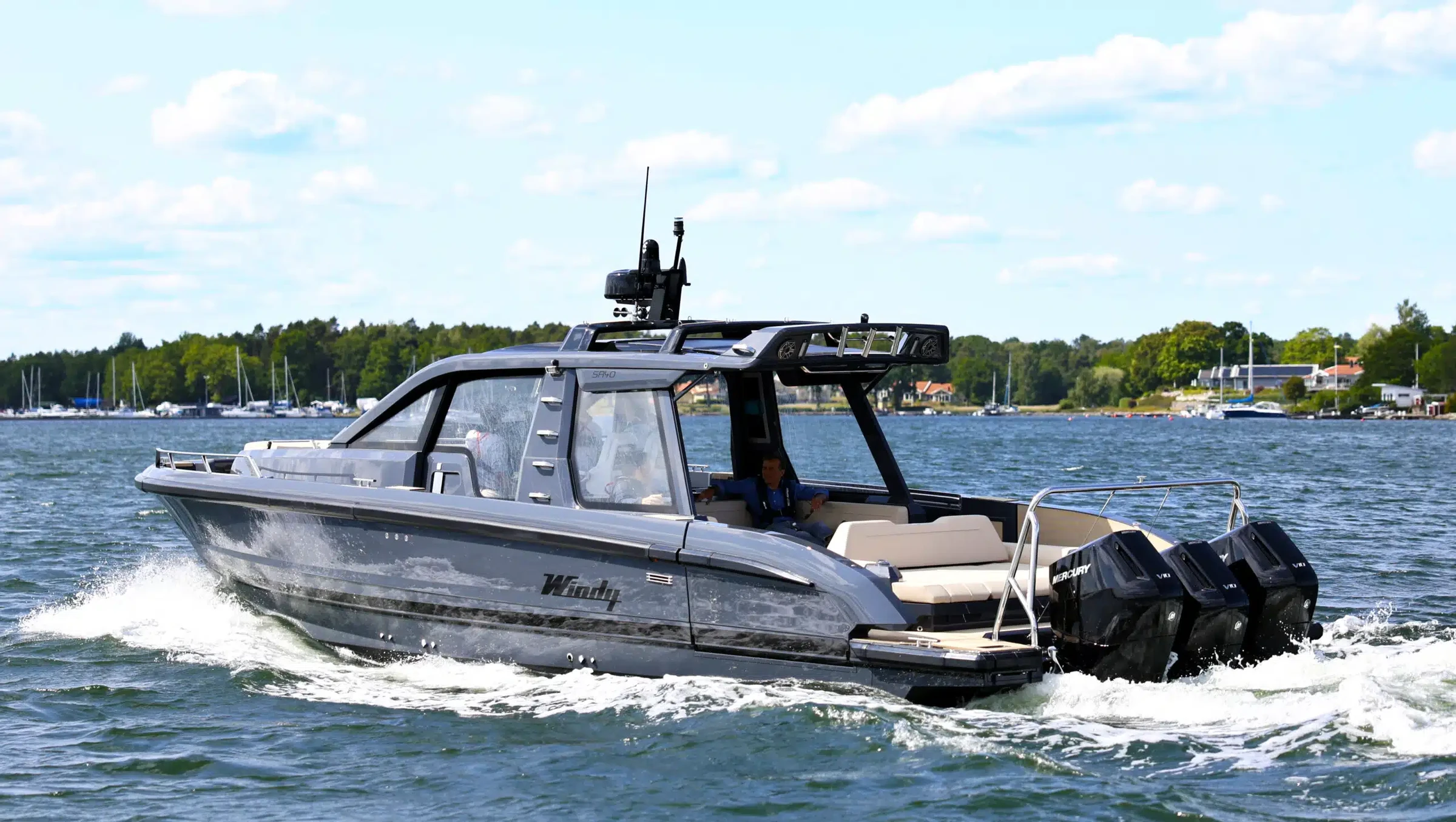 Windy SR40, boot varend op water