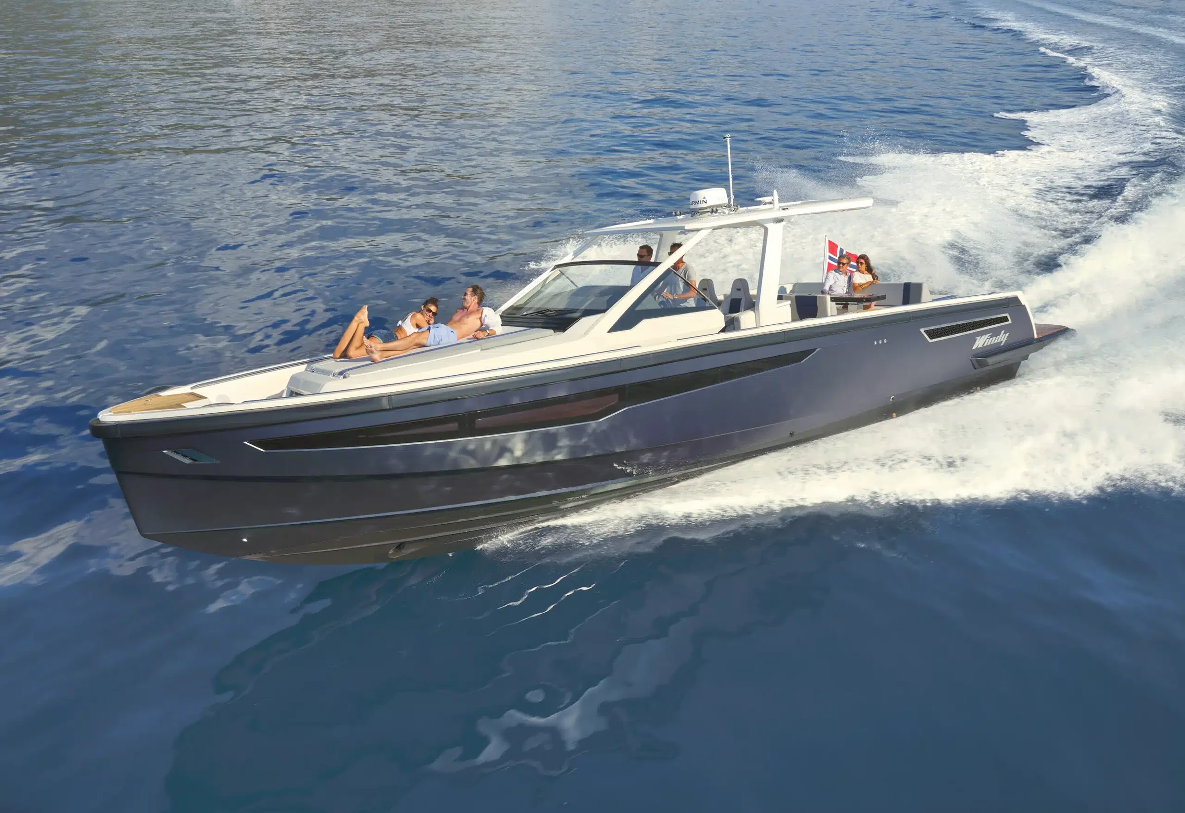 Windy SR44, speedboot varend met passagiers aan boord