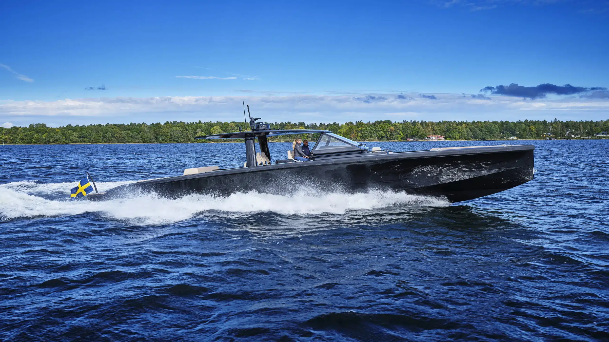 Windy SR60, zwarte boot varend op zee
