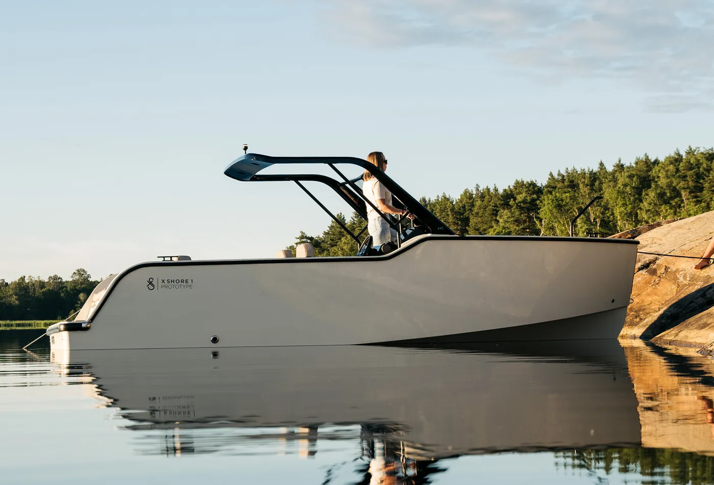 X Shore 1, boot afgemeerd bij rotsen